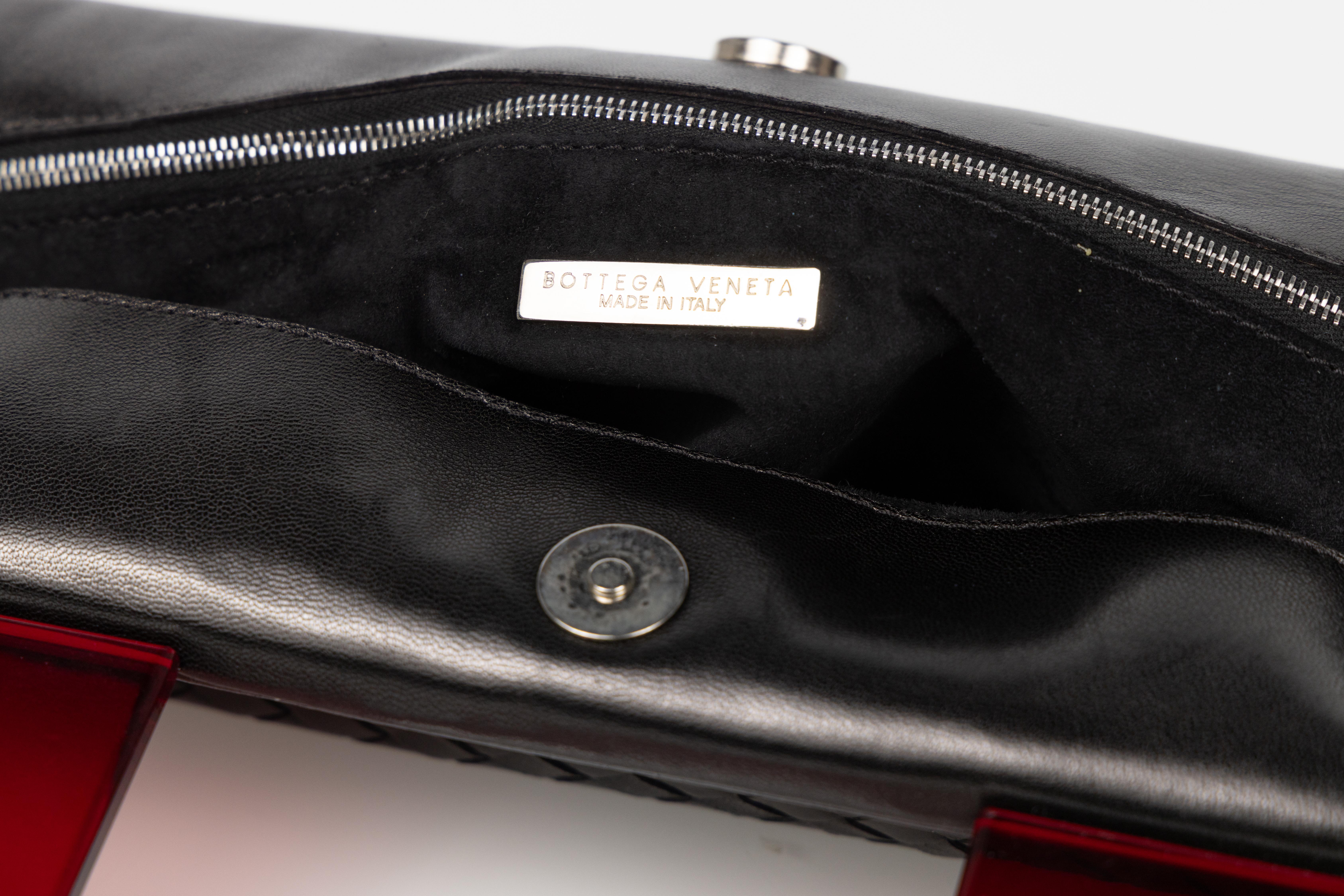 Vintage Bottega Veneta Pochette en cuir noir et plexiglas rouge en vente 1