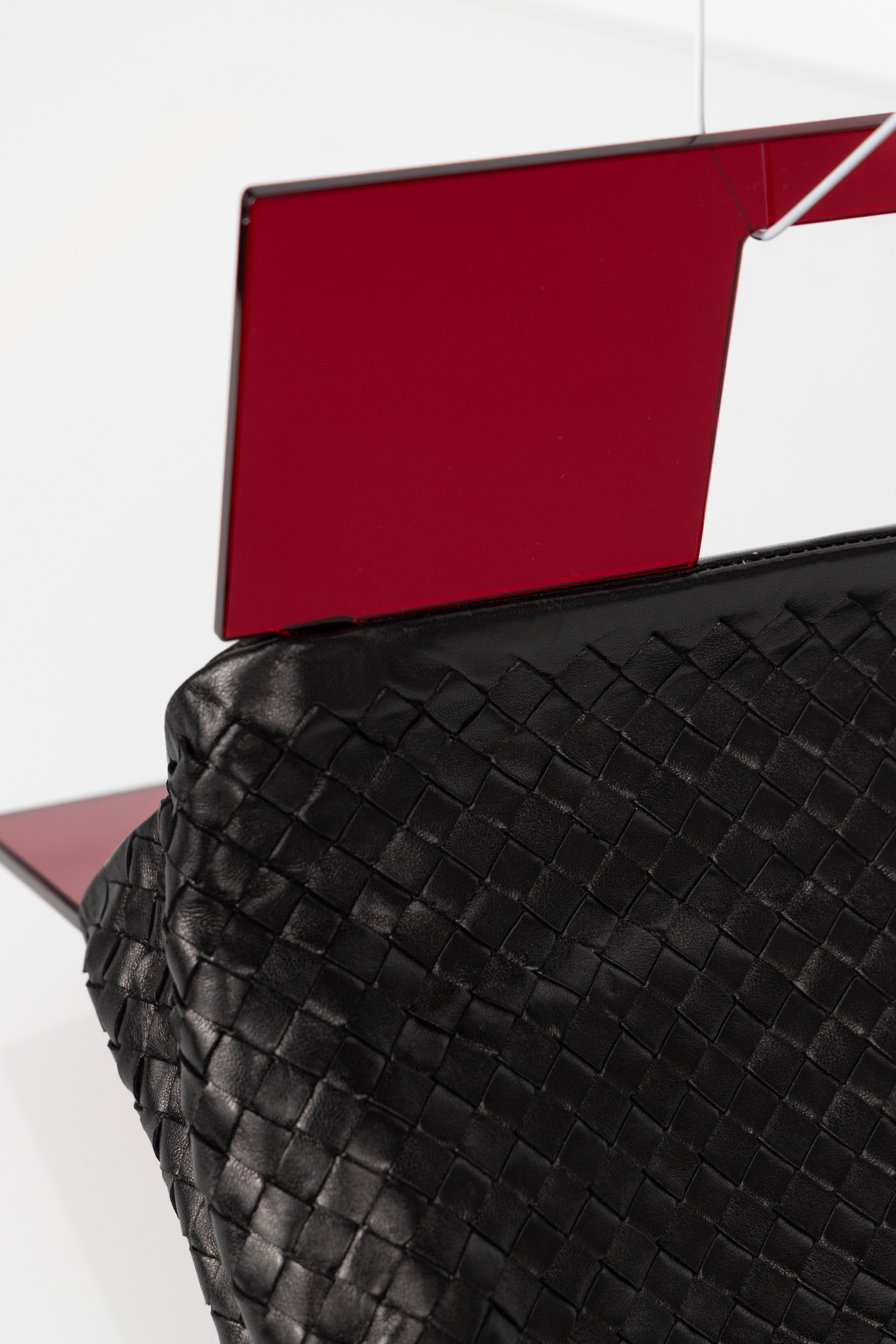 Vintage Bottega Veneta Pochette en cuir noir et plexiglas rouge en vente 2
