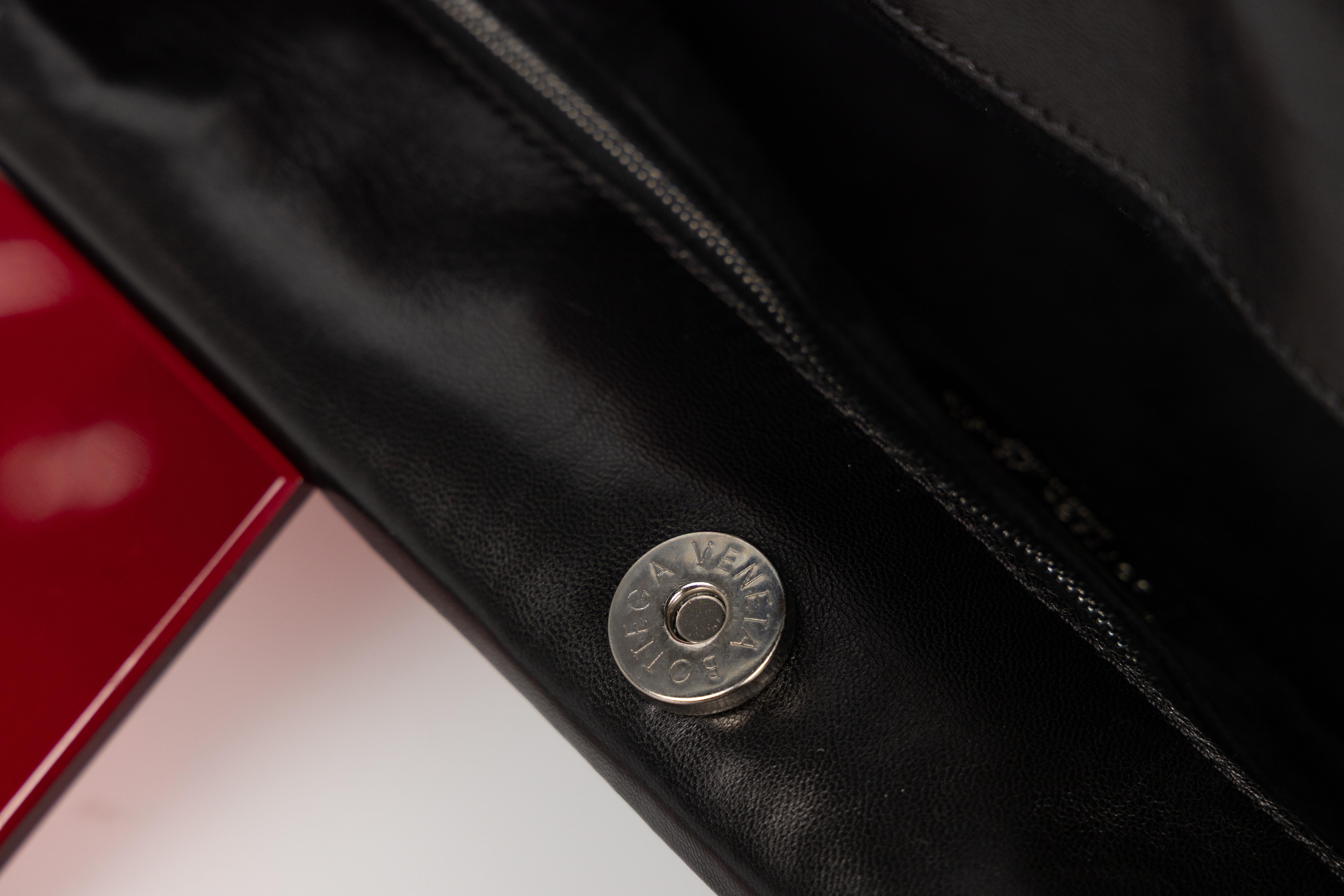 Vintage Bottega Veneta Pochette en cuir noir et plexiglas rouge en vente 3