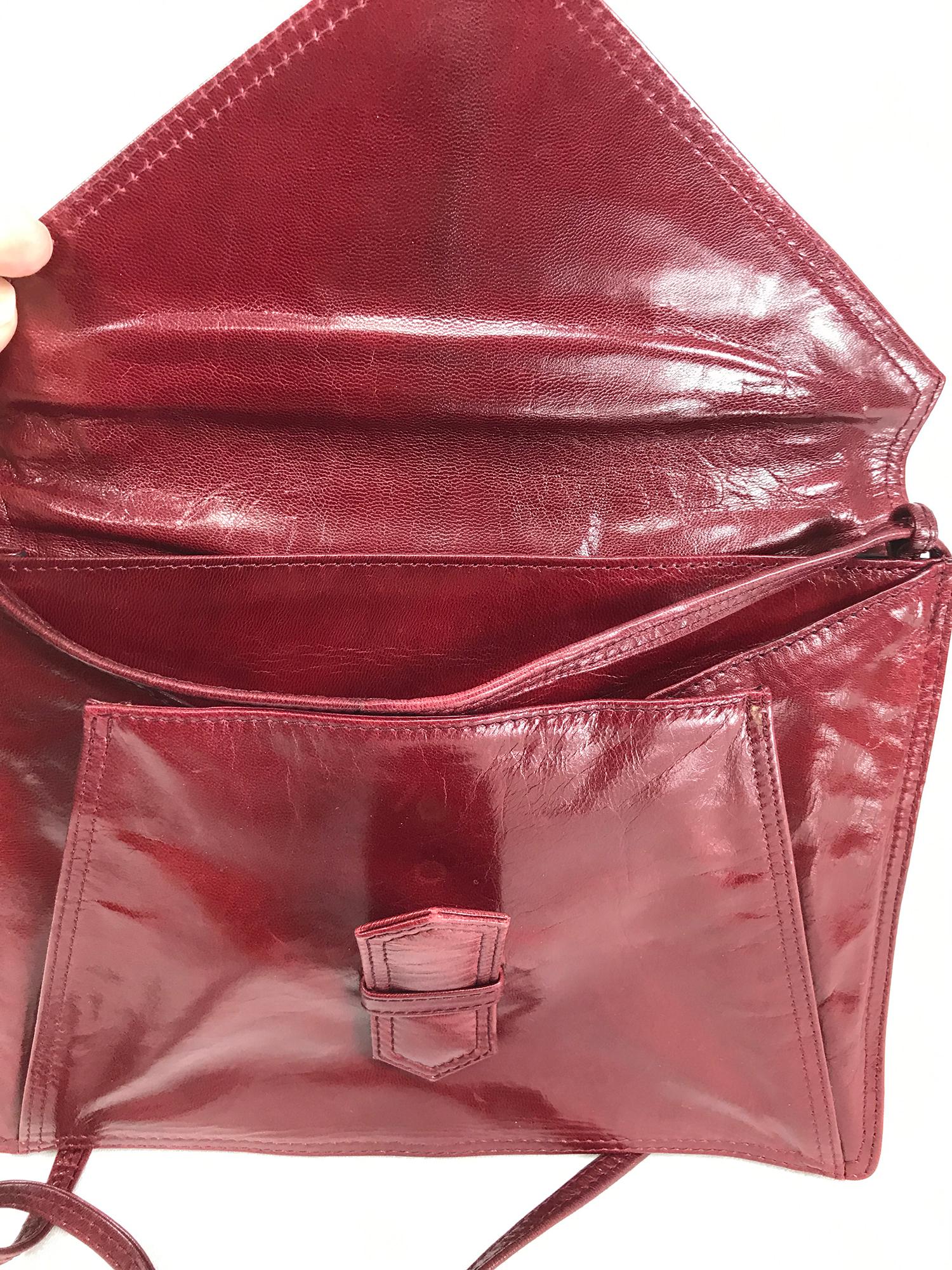 Vintage Bottega Veneta Burgundy Glazed Leather Envelope Shoulder Clutch Bag 1970 In Good Condition In West Palm Beach, FL