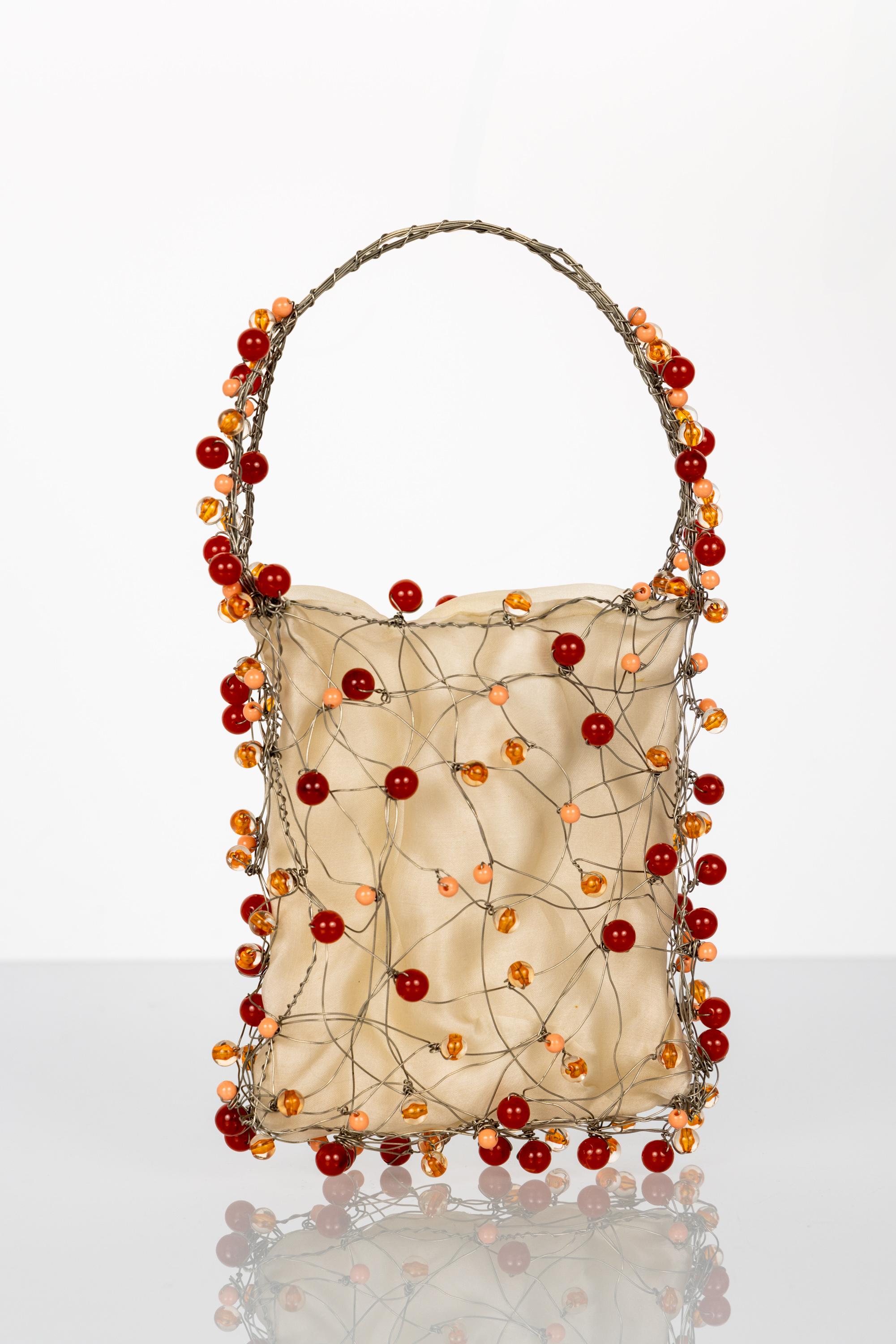 Perlenbesetzte Handtaschen waren während des 19. Jahrhunderts der letzte Schrei. Diese kleinen Taschen, die Reticules genannt wurden, enthielten nur das Nötigste und waren eher ein dekoratives Accessoire als funktionell. Diese moderne Version von
