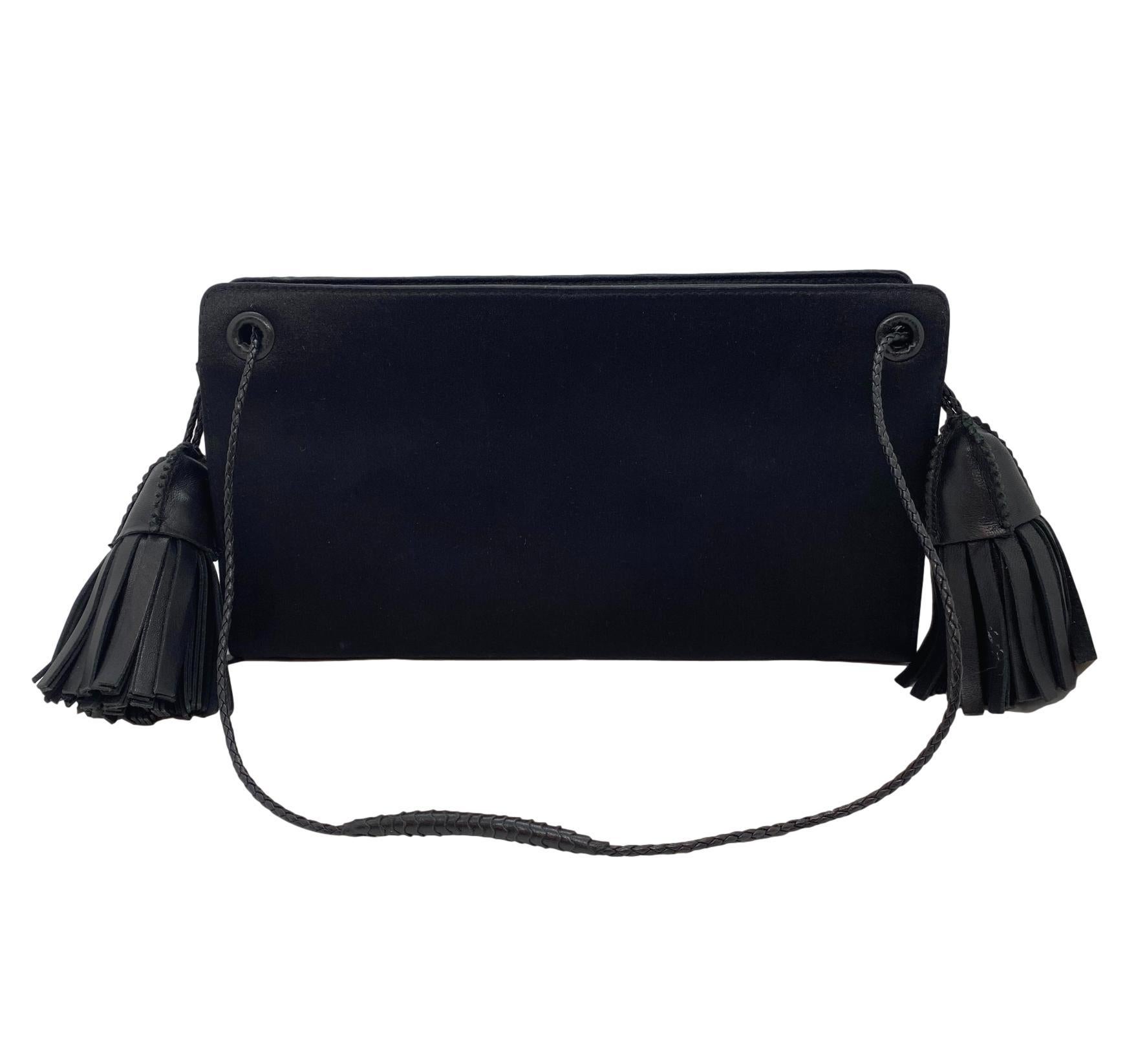Vintage Bottega Veneta Double Tassel Satin Evening Clutch Shoulder Bag, ca. 1995. Bottega Veneta wurde 1966 gegründet und erlangte schnell Weltruhm für seine Liebe zum Detail und die aufwendige Verarbeitung von Leder in seinen handgefertigten