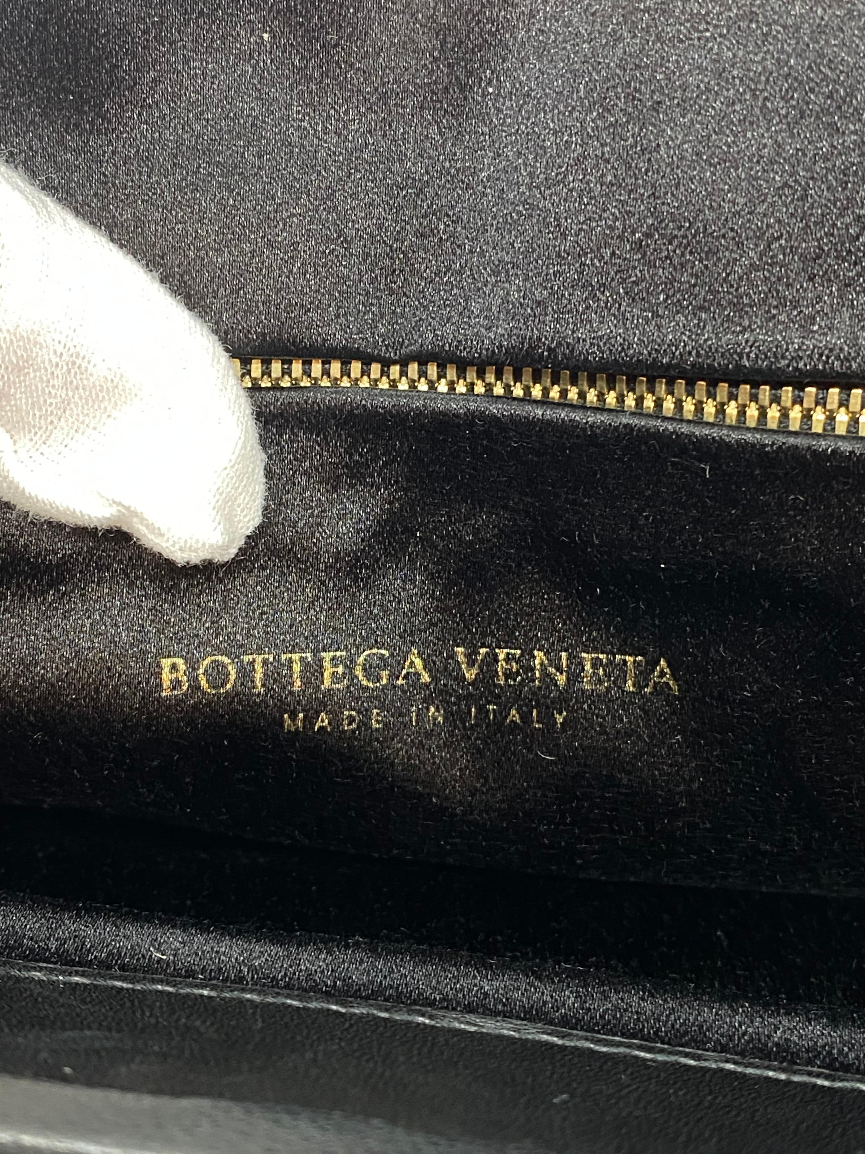 Bottega Veneta Abend-Clutch/Umhängetasche aus Satin mit doppelter Quaste 4