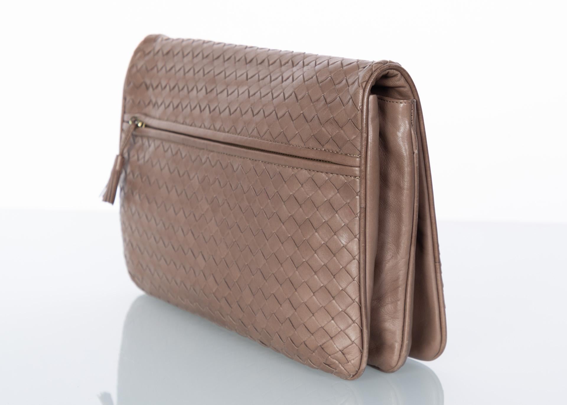 Women's Vintage Bottega Veneta  Intrecciato Leather Tassel Clutch Bag For Sale