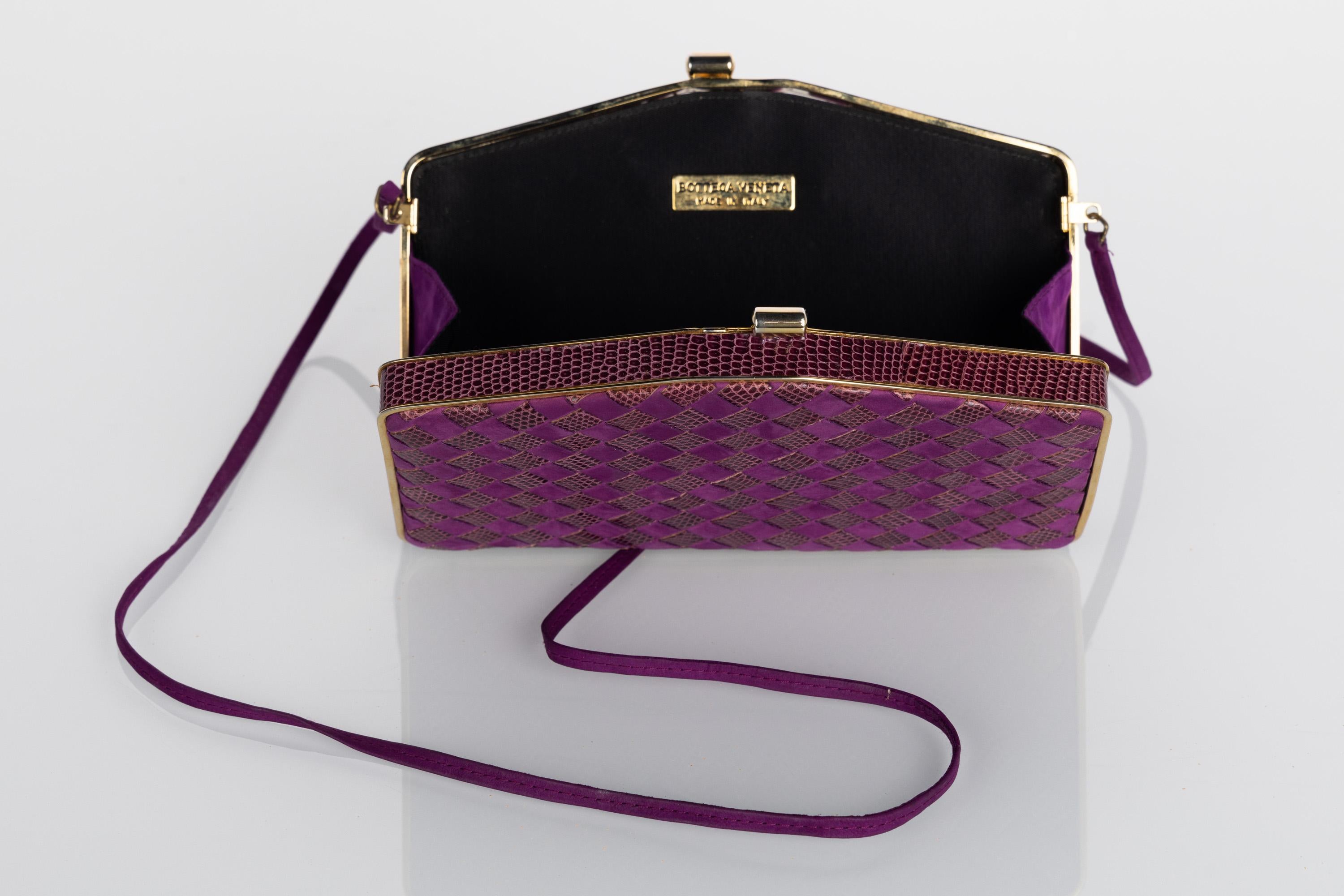 Bottega Veneta Umwandelbare Clutch aus lila Wildleder und Eidechse Intrecciato  im Angebot 5