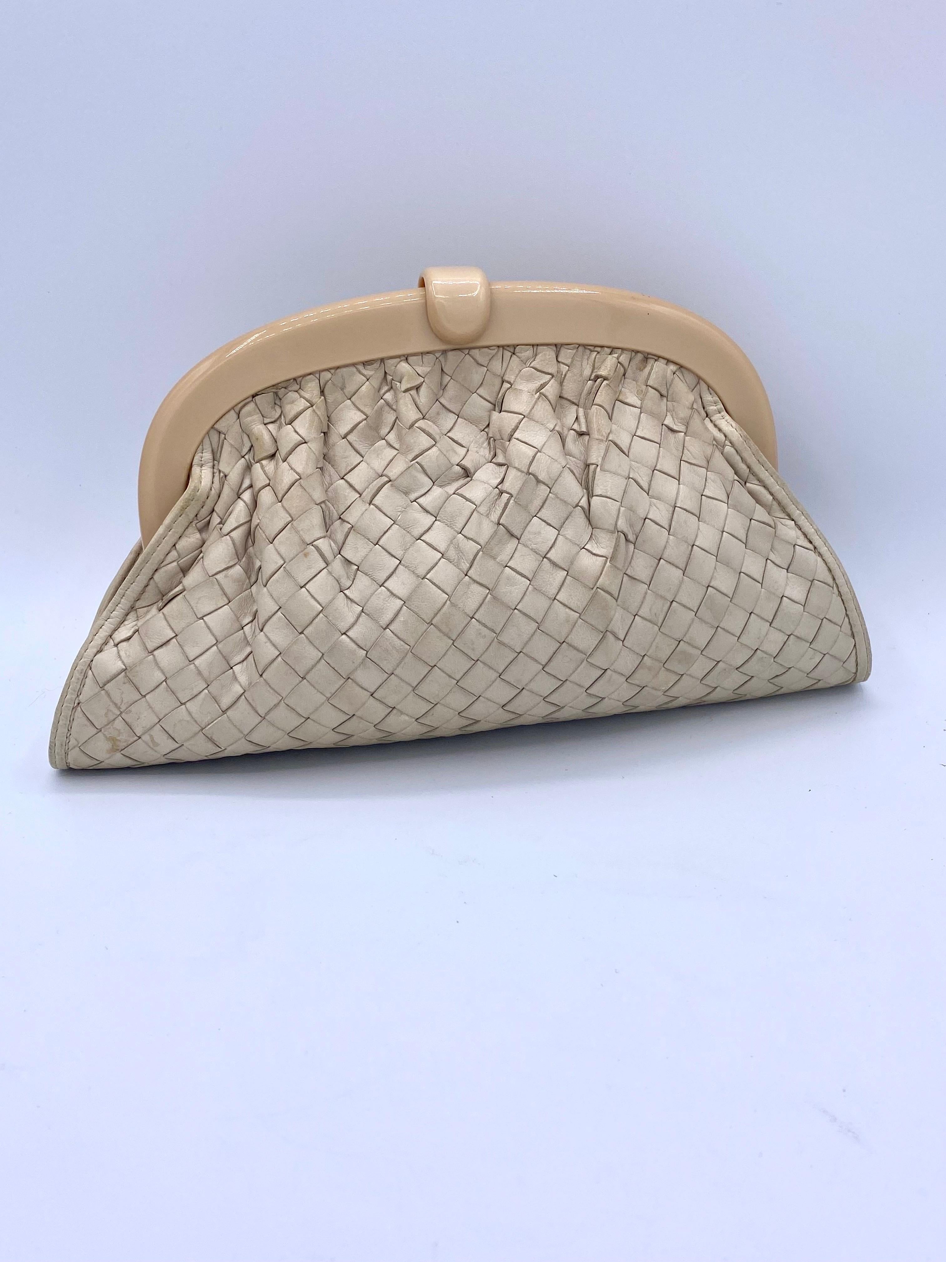 Vintage clutch bag Bottega Veneta braided lambskin in beige.
The frame is plastic/resin.
The beige interior with a gold plate signed Bottega Veneta.
The measurements are:
The bottom of the cover 29.5cm.
the top 22.5cm
The height 16cm
depth (bottom)