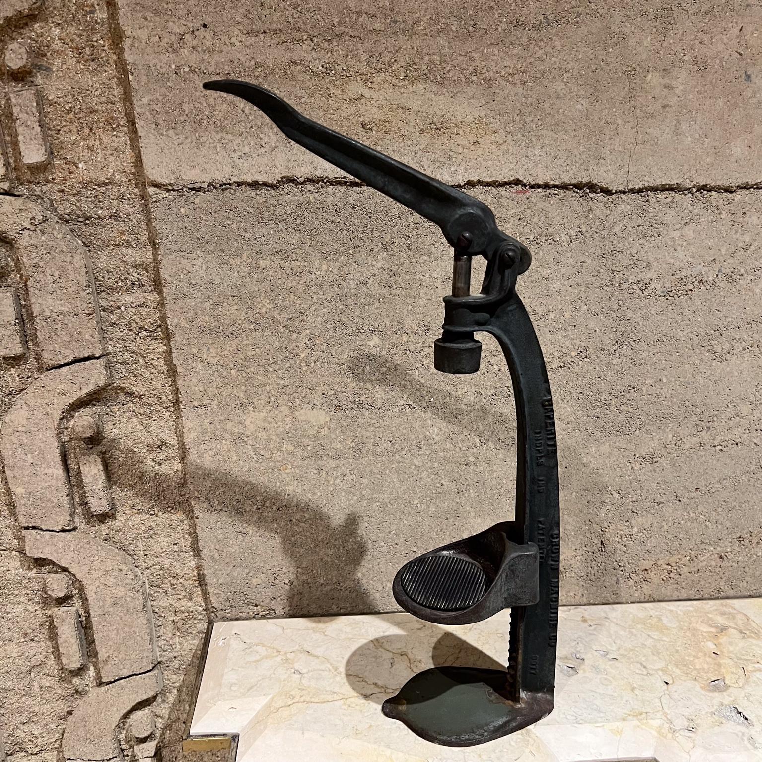 Vieux corker pour bouteilles de vin pressé à la main en vente 1