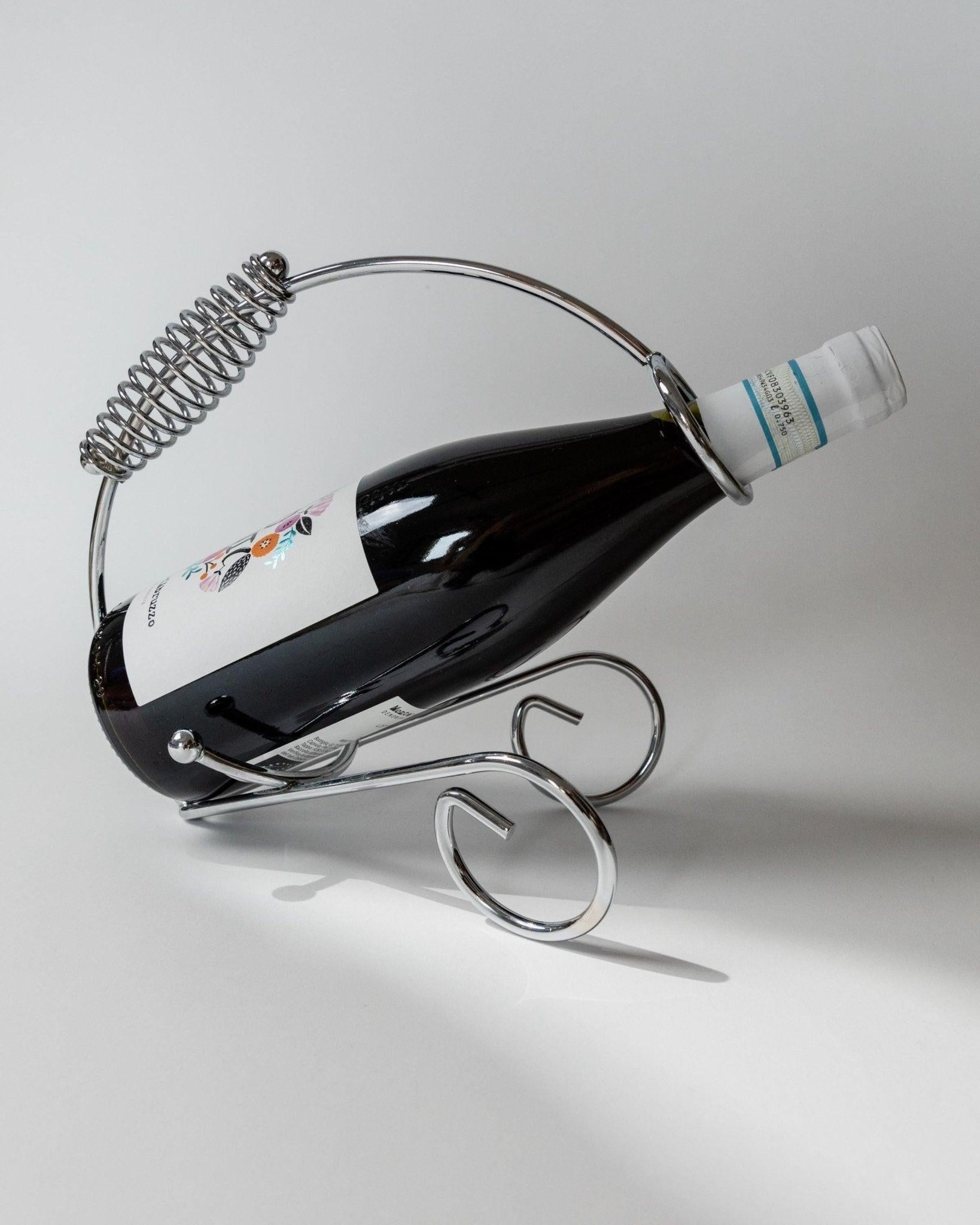 Vintage Flaschenhalter - Chrom Metall mit Spiralgriff - Weinzubehör Space Age Design Italien 1980er Jahre - Geschenkidee Elegante Tischdekoration

Dieser auffällige Vintage-Flaschenhalter aus dem Italien der 1980er Jahre spiegelt die kühne Eleganz