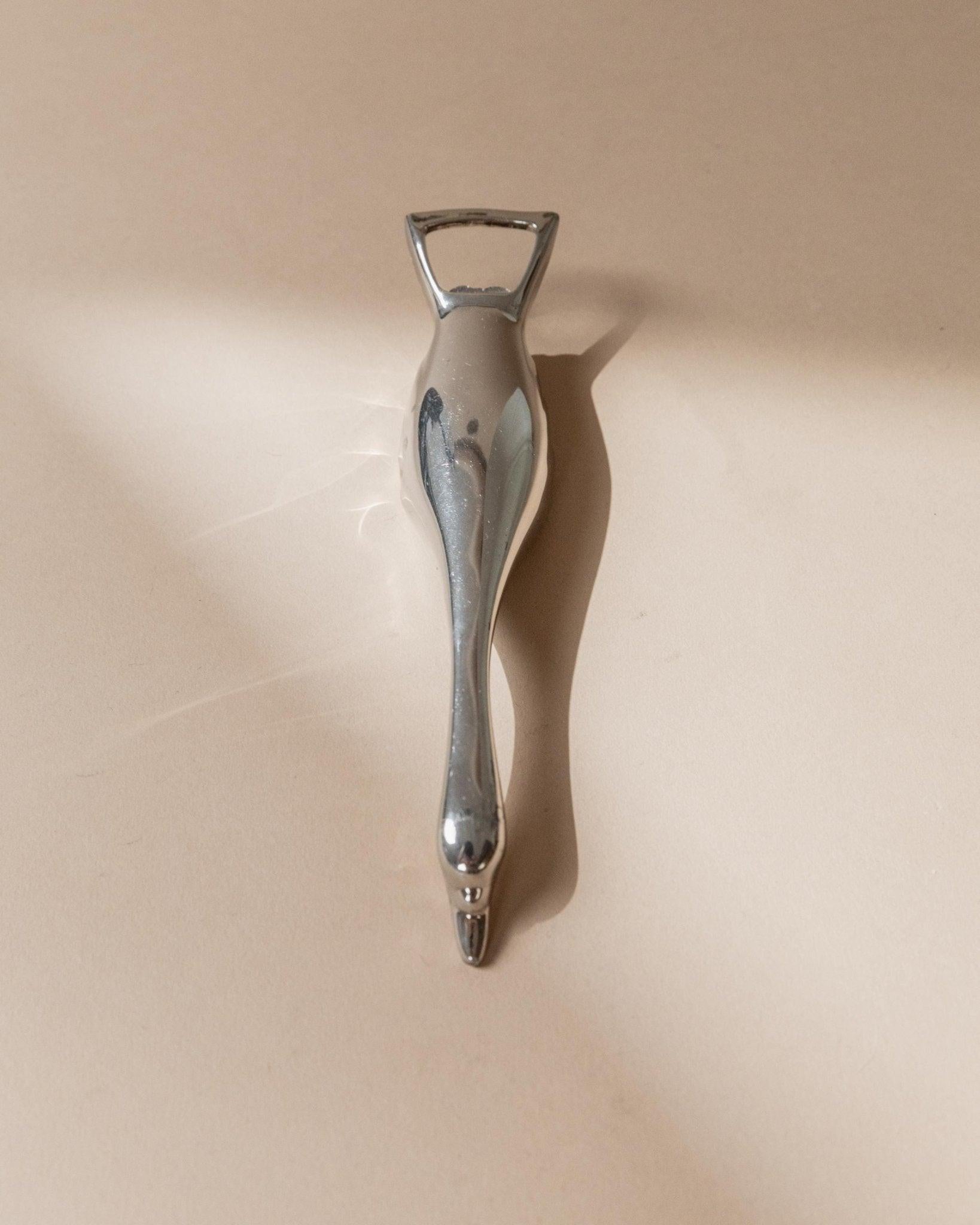 Apribottiglie vintage placcato in argento a forma di oca - Design del Medioevo Italia anni '60 - Idea regalo Eleg, Decorazione bar retrò

Questo affascinante apribottiglie vintage, proveniente dall'Italia degli anni '60, è un raffinato esempio di