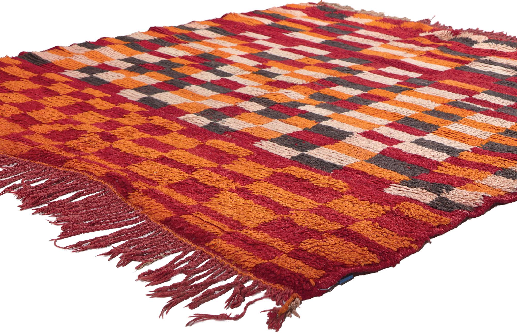 20030 Tapis marocain Vintage Boujad, 04'09 x 05'03. Entrez dans le royaume captivant de ce tapis marocain vintage Boujad en laine nouée à la main, où les styles cubiste et moderne du milieu du siècle convergent dans un motif en damier hypnotisant.