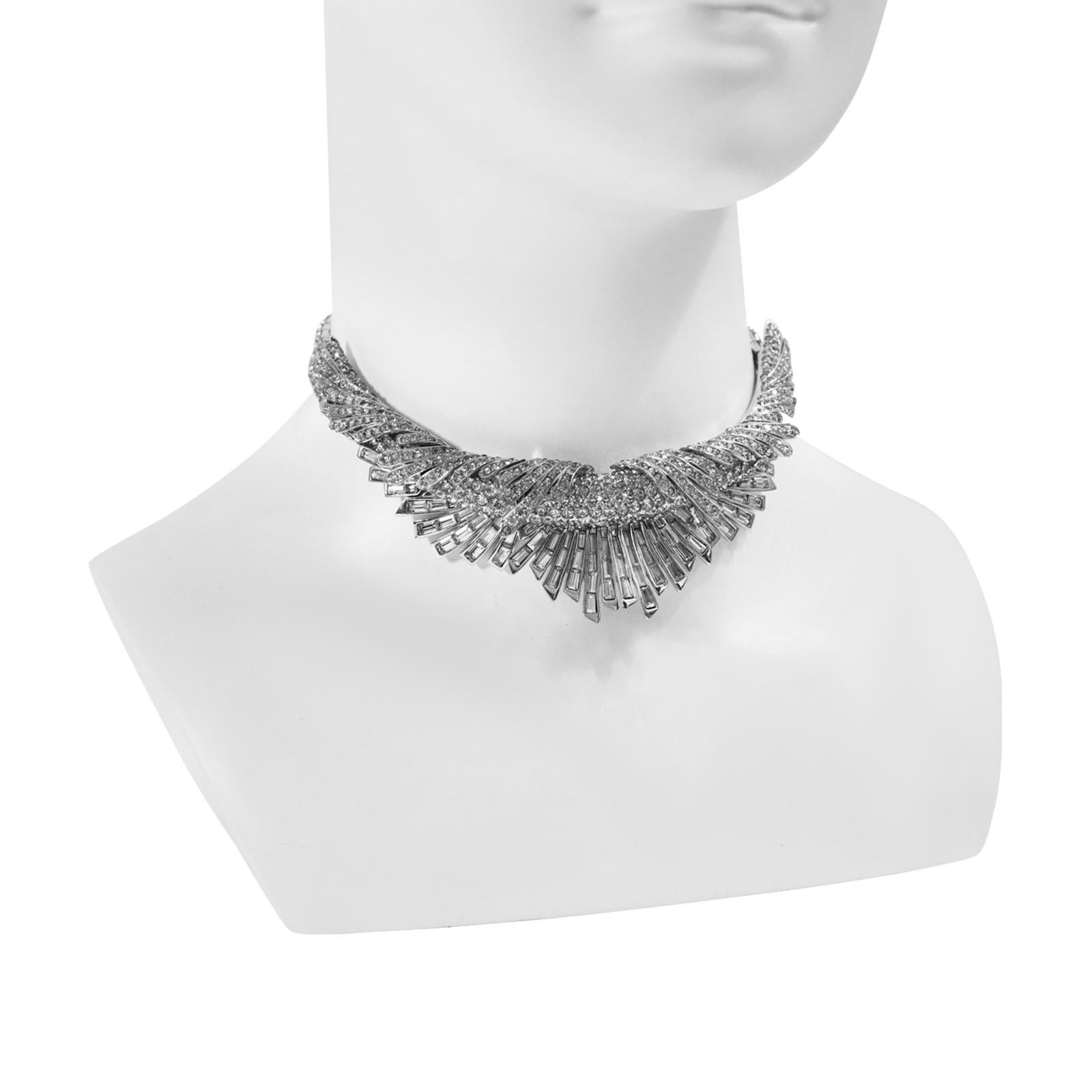 Collana a strati vintage Boucher Pave e Baguette Circa 1960.  Questa è la più bella collana che abbia mai avuto nella famiglia degli strass/cristalli.  Avevo la collana della sorella, ma l'ha comprata una celebrità che rimarrà senza nome. Questo è