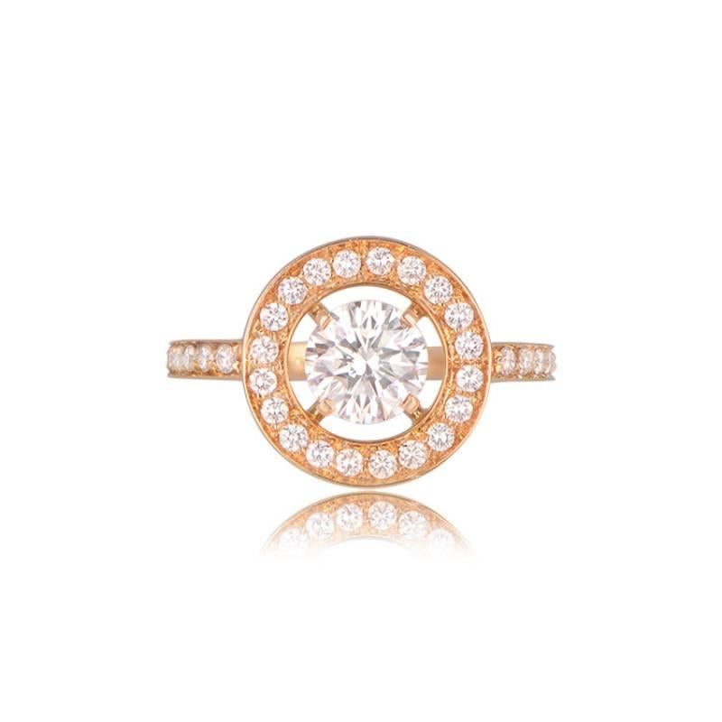 Ein exquisiter Verlobungsring von Boucheron aus 18 Karat Gelbgold mit einem zentralen Diamanten von 1,06 Karat, Farbe E und Reinheit VVS1. Der Ring ist mit einem Halo aus runden Diamanten und weiteren Diamanten an den Schultern