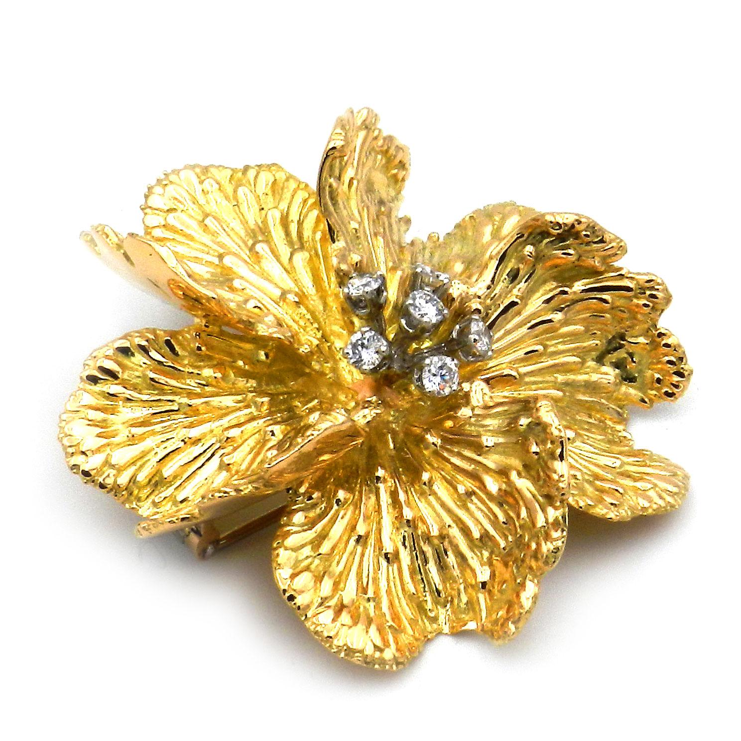 Broche Fleur en or 18K avec diamants, Vintage By Boucheron

Cette broche représentative en diamants est conçue comme une grande fleur, dont les pétales naturels ont été sculptés à la main dans de l'or finement structuré à haute teneur en carats et