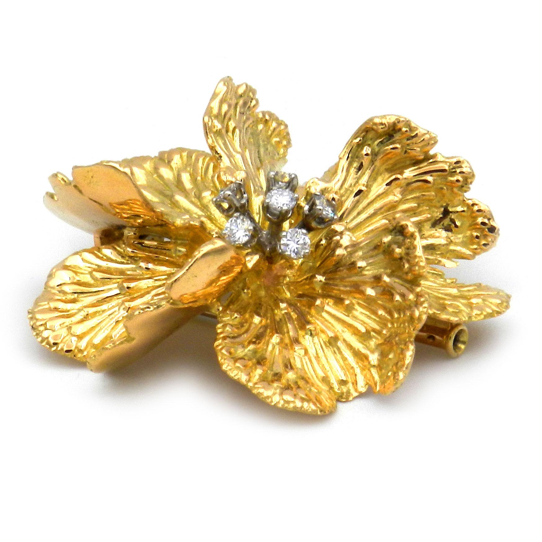 Taille brillant Boucheron Broche fleur en or 18 carats avec diamants 0,5 carat en vente
