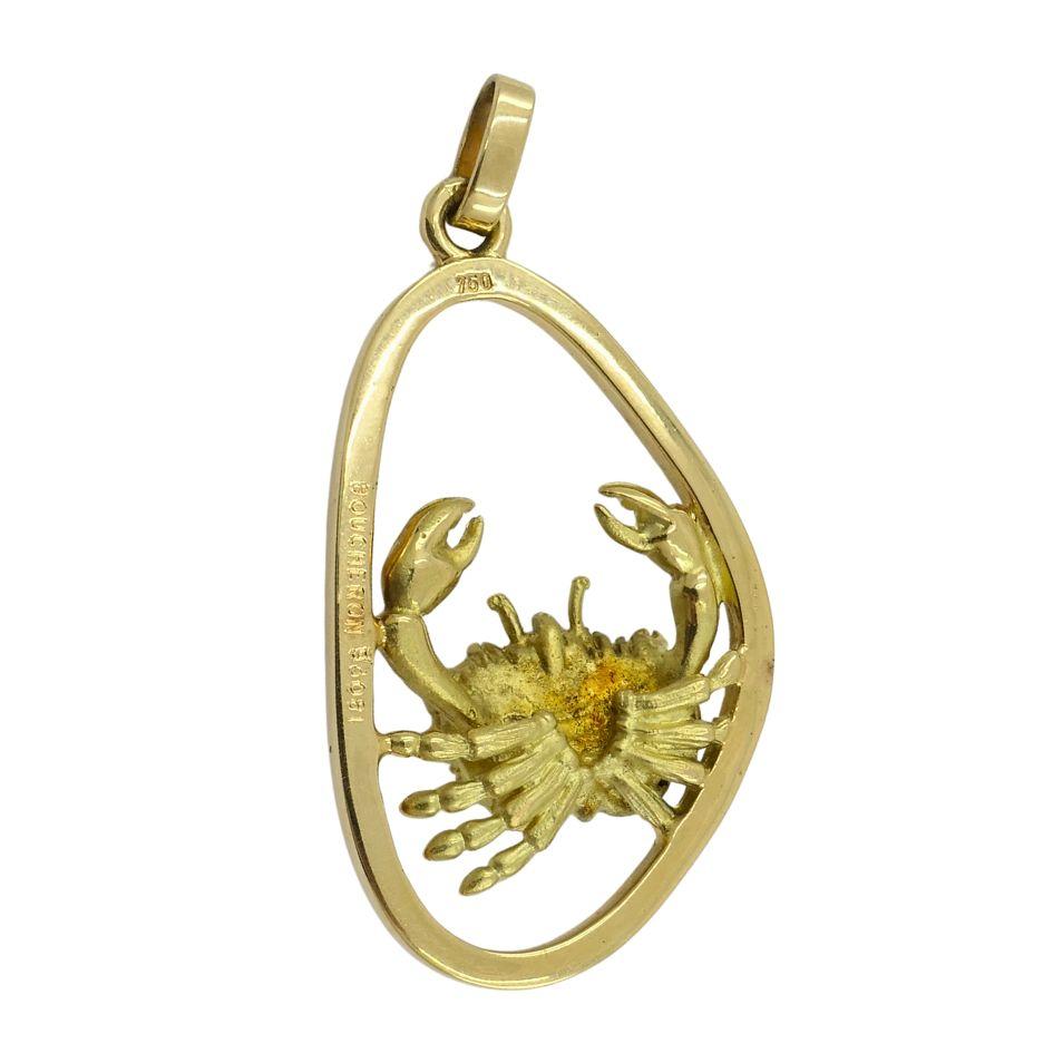 This Boucheron pendant, crafted in 18K gold, features a three-dimensional crab motif, symbolizing the astrological sign of Cancer (June 21 – July 22). The crab is intricately detailed, with textured surfaces and raised claws, giving it a lifelike