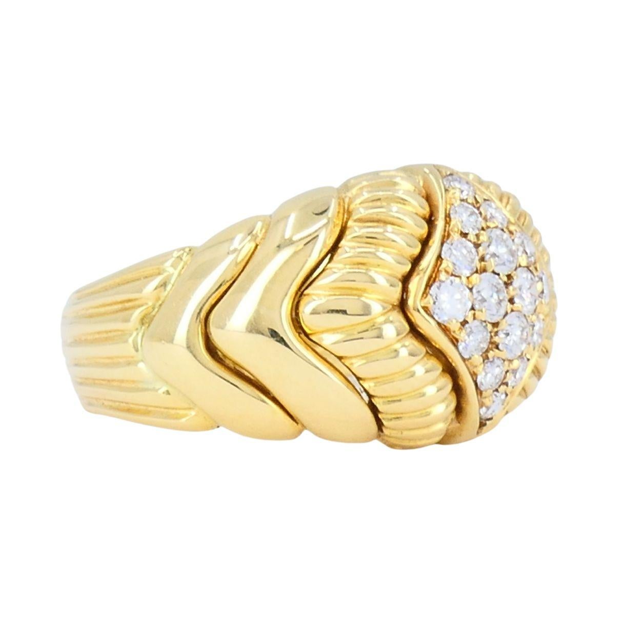 Taille brillant Bague d'époque Boucheron en or 18k avec dôme en diamant en vente