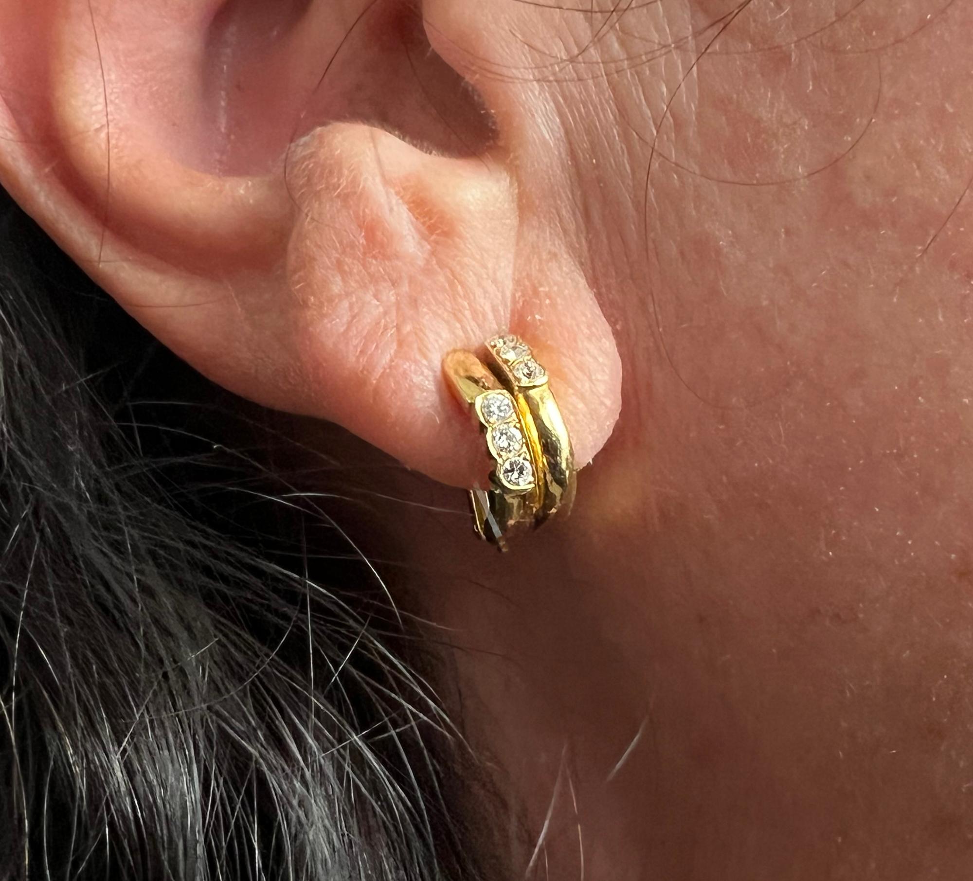 Kleine Boucheron-Ohrringe aus 18 Karat Gold mit Diamanten im Zustand „Gut“ im Angebot in Palm Springs, CA
