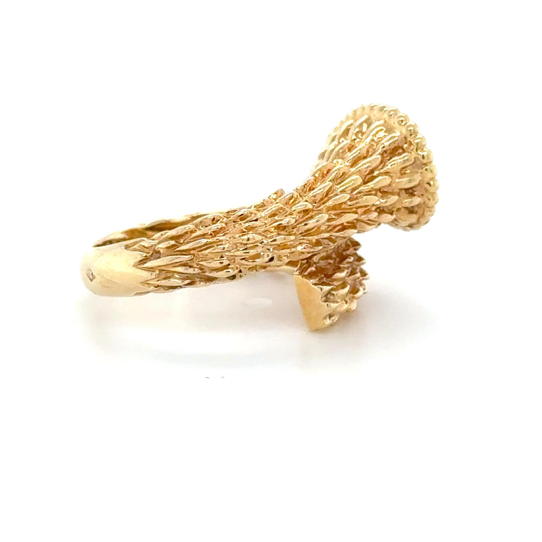 Cette bague unique, conçue par Boucheron dans le cadre de sa Collection Serpent Bohème, contient huit diamants ronds de taille brillant de première qualité pesant au total environ 0,33 carat. Montée en or 18 carats et habilement travaillée dans un