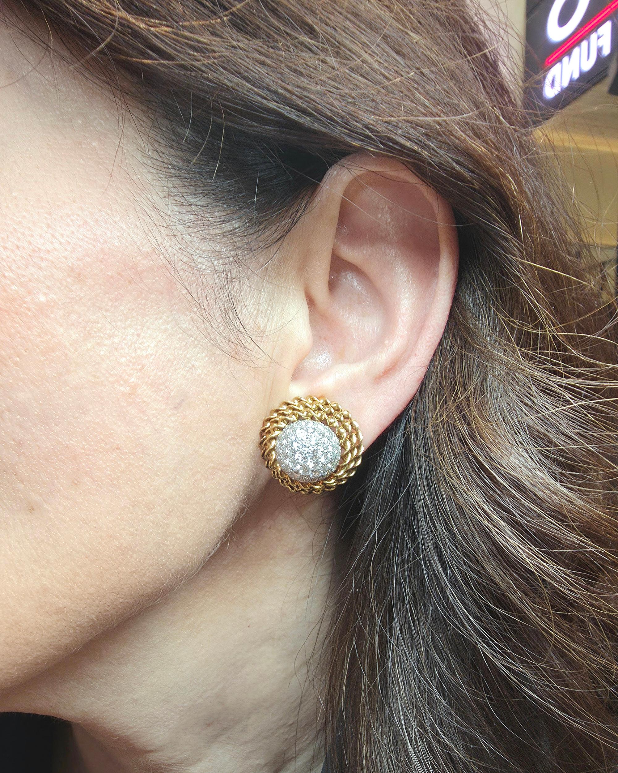 Orecchini a bottone con cupola di diamanti d'epoca Boucheron in oro giallo 18 carati In condizioni buone in vendita a New York, NY