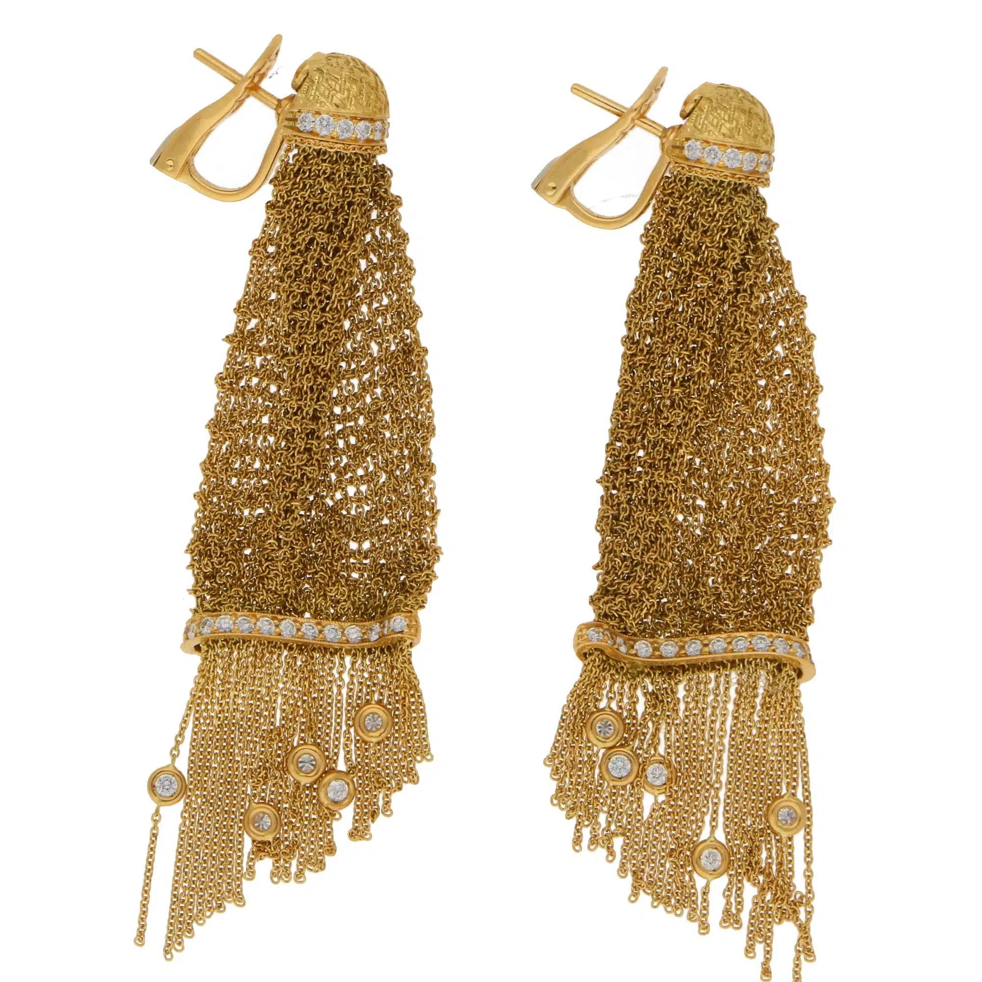 Ein spektakuläres Paar diamantbesetzter Vintage-Ohrringe Delilah von Boucheron aus 18 Karat Gelbgold aus dem Jahr 2010.

Jeder Ohrring wurde in fachmännischer Handarbeit gefertigt und zeichnet sich durch einen gerafften Maschenvorhang aus, der