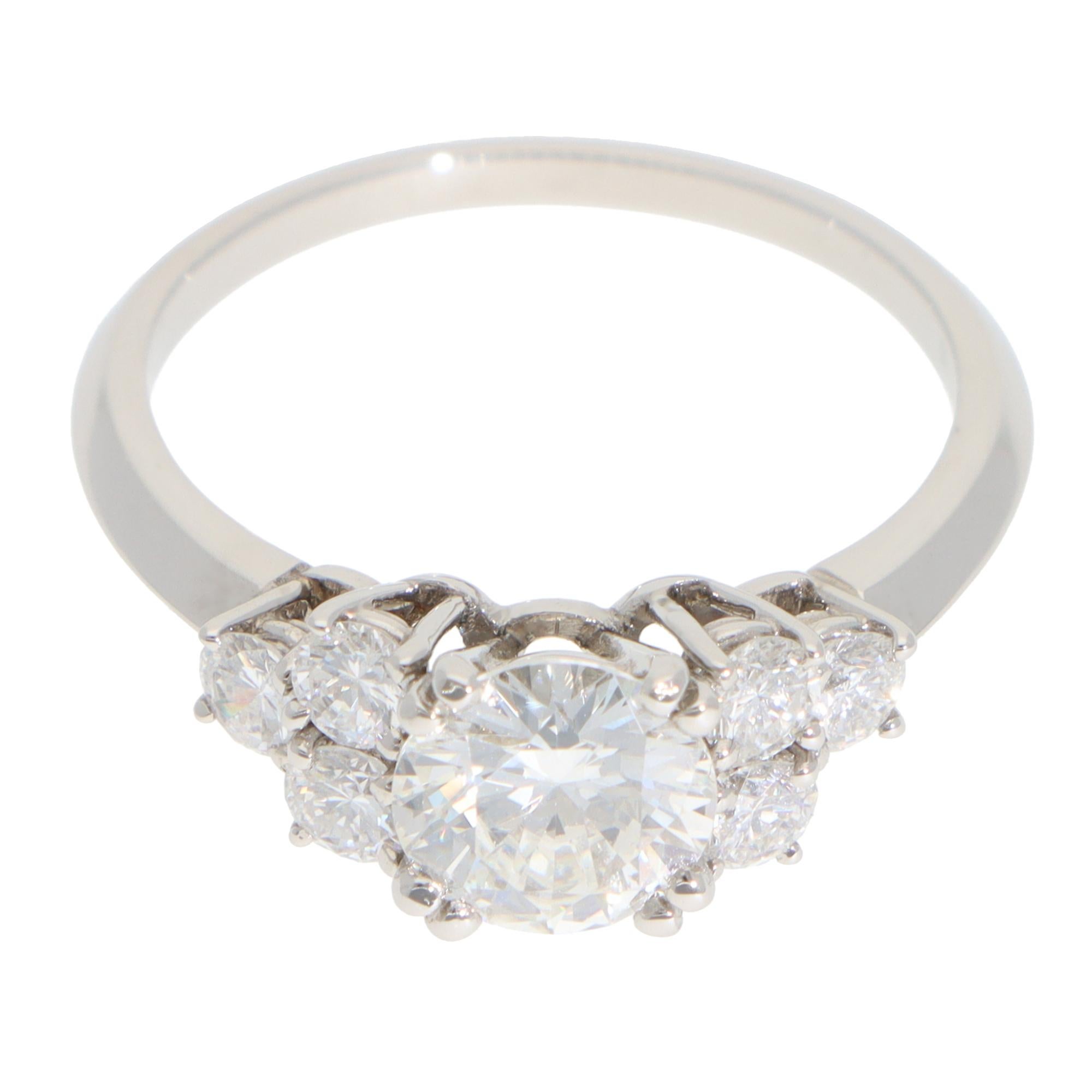 A beautiful vintage Boucheron diamond ring set in platinum.

The ring is centrally set with a sparkly round brilliant-cut diamond in a four-prong setting. On two sides of this beautiful diamond are 6 smaller diamonds. These diamonds create a