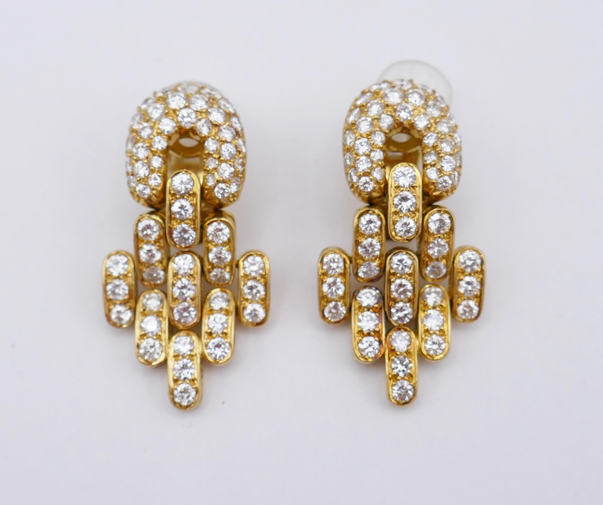 	Ein wunderschönes Paar Vintage-Ohrringe von Boucheron aus 18 Karat Gelbgold, Diamanten und schwarzem Onyx.
	Diese Vintage-Ohrringe von Boucheron bestehen aus einer ovalen schwarzen Onyxscheibe und einem baumelnden Teil aus Gold und Diamanten. Die