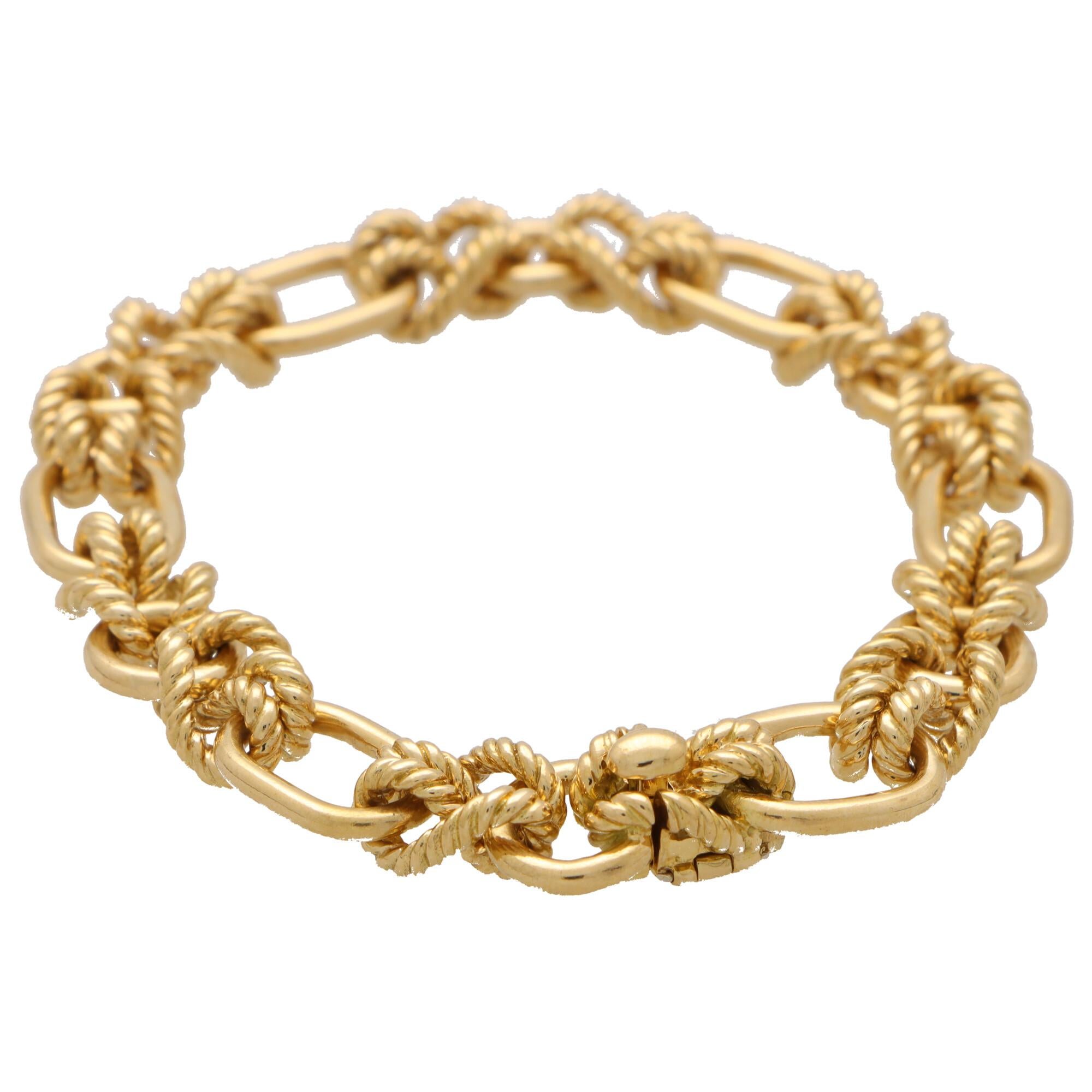 A beautiful vintage Boucheron infinity knot chunky chain link bracelet set in solid 18k yellow gold. 

The bracelet is composed of 12 elongated oval and circular polish solid gold links. These links are all connected by stylised infinity knots which