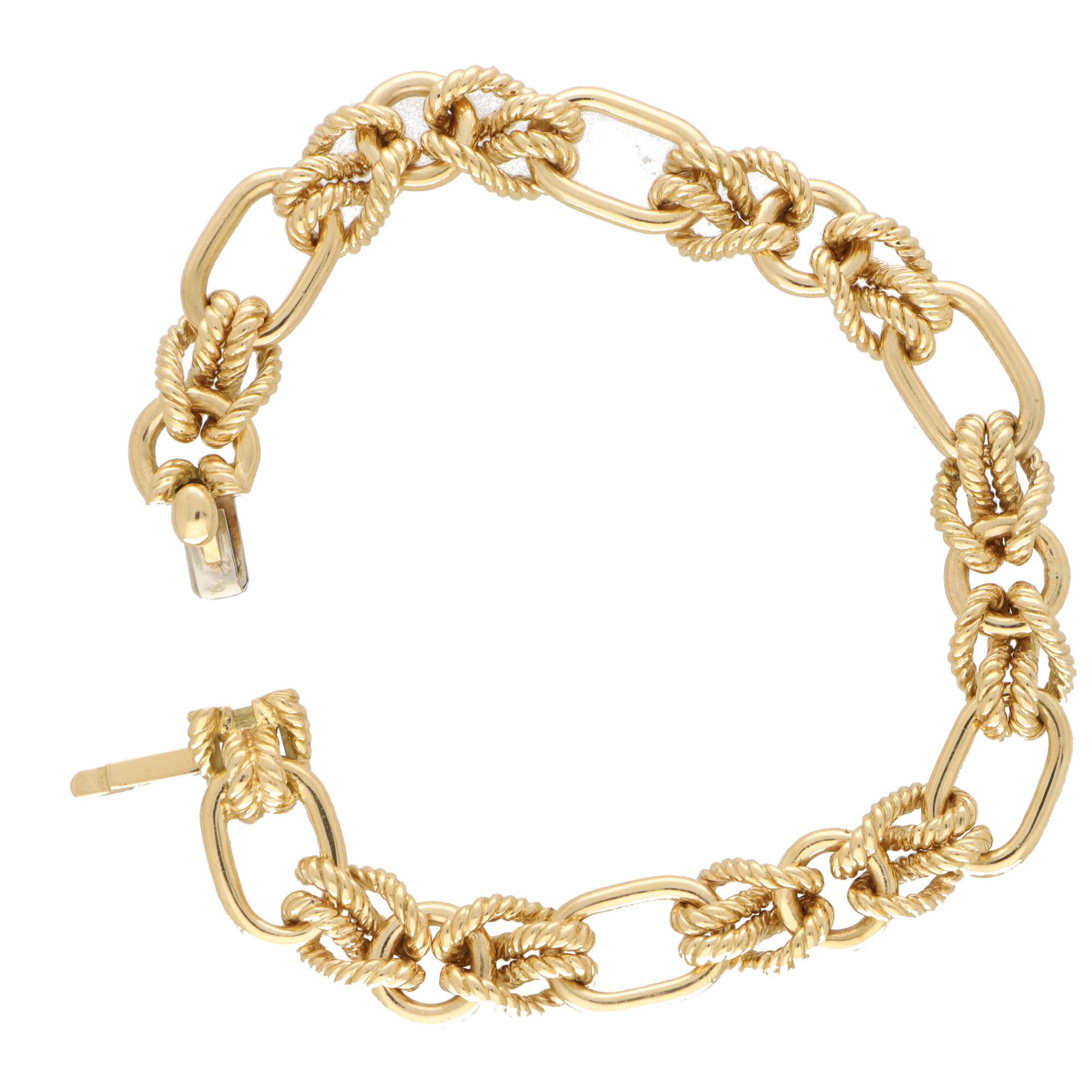 Vintage Boucheron Infinity Knot Link Chain Bracelet in Solid 18k Yellow Gold In Excellent Condition In London, GB