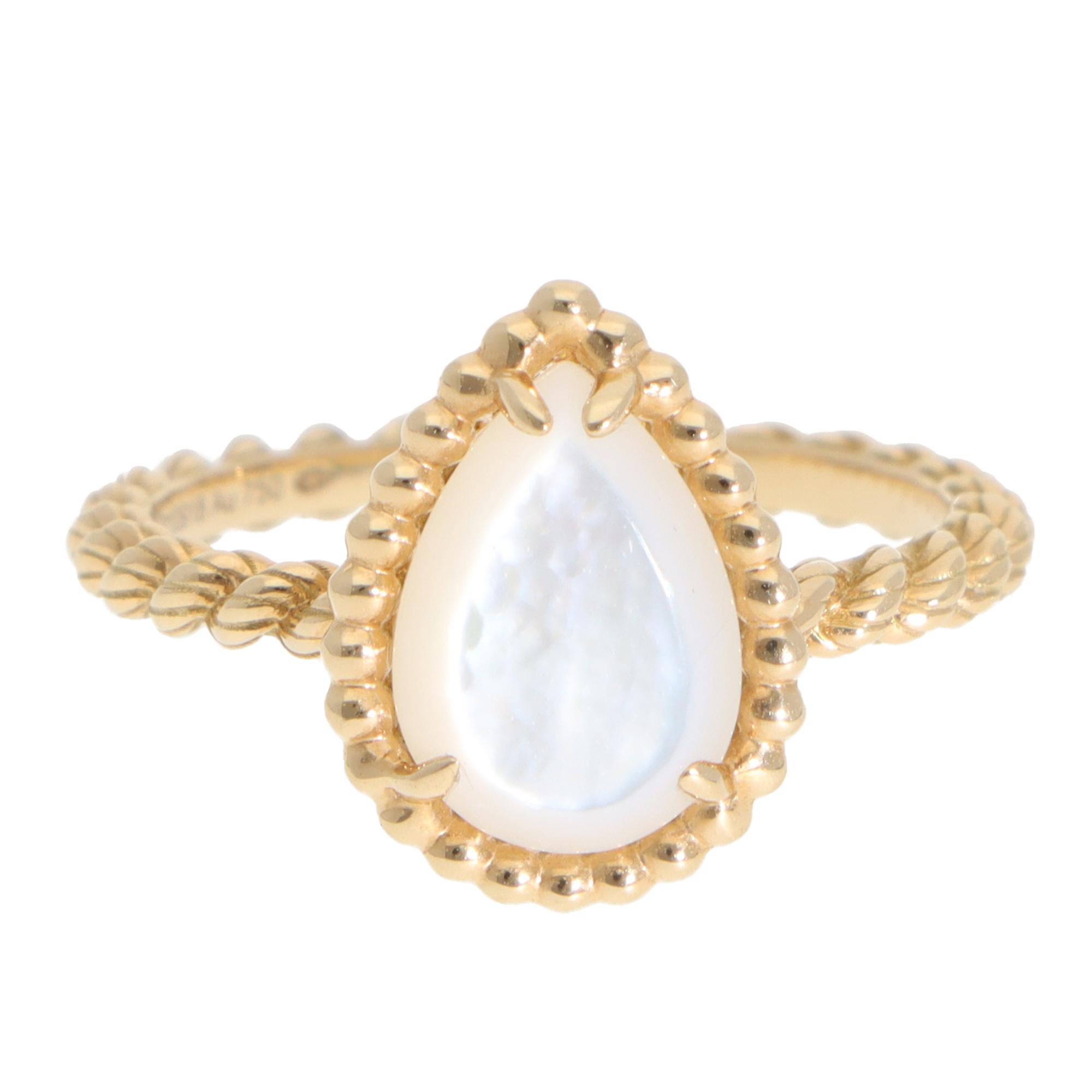 Eine schöne Vintage Boucheron weiße Muschel Ring in 18k Gelbgold gesetzt.

Der Ring ist mit einer birnenförmigen weißen Muschel in Zackenfassung besetzt, die mit einem Gelbgoldband mit gedrehten Seildetails verbunden ist. Das schlichte und zeitlos