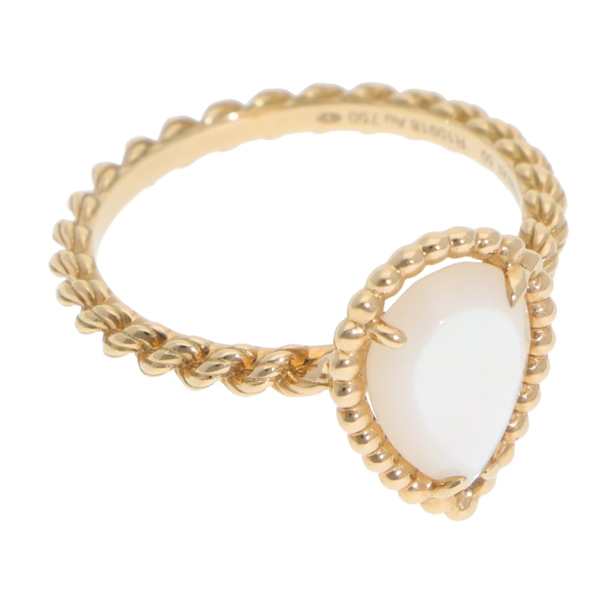Vintage Boucheron Weißer Muschelring in Gelbgold im Zustand „Hervorragend“ im Angebot in London, GB
