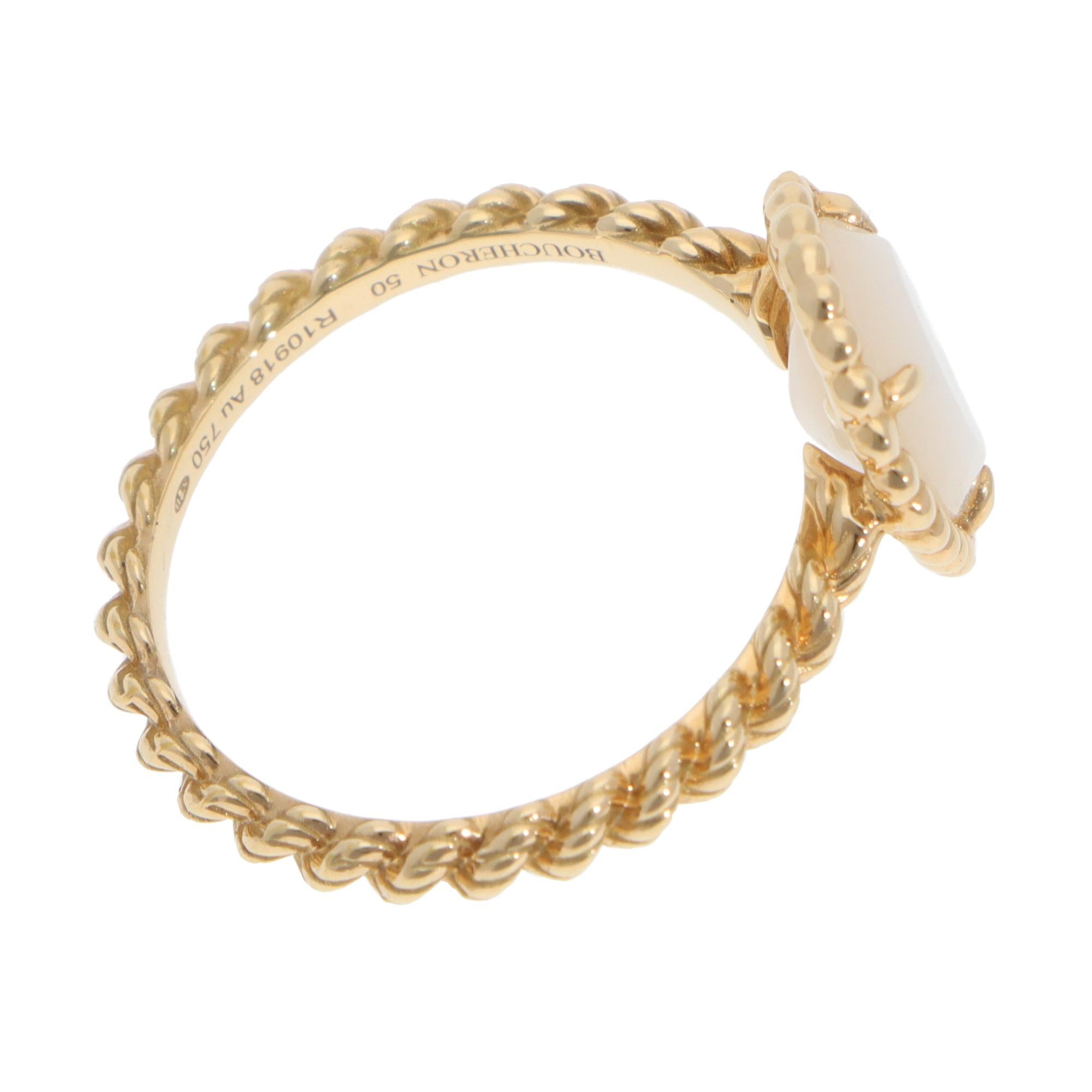 Vintage Boucheron Weißer Muschelring in Gelbgold für Damen oder Herren im Angebot