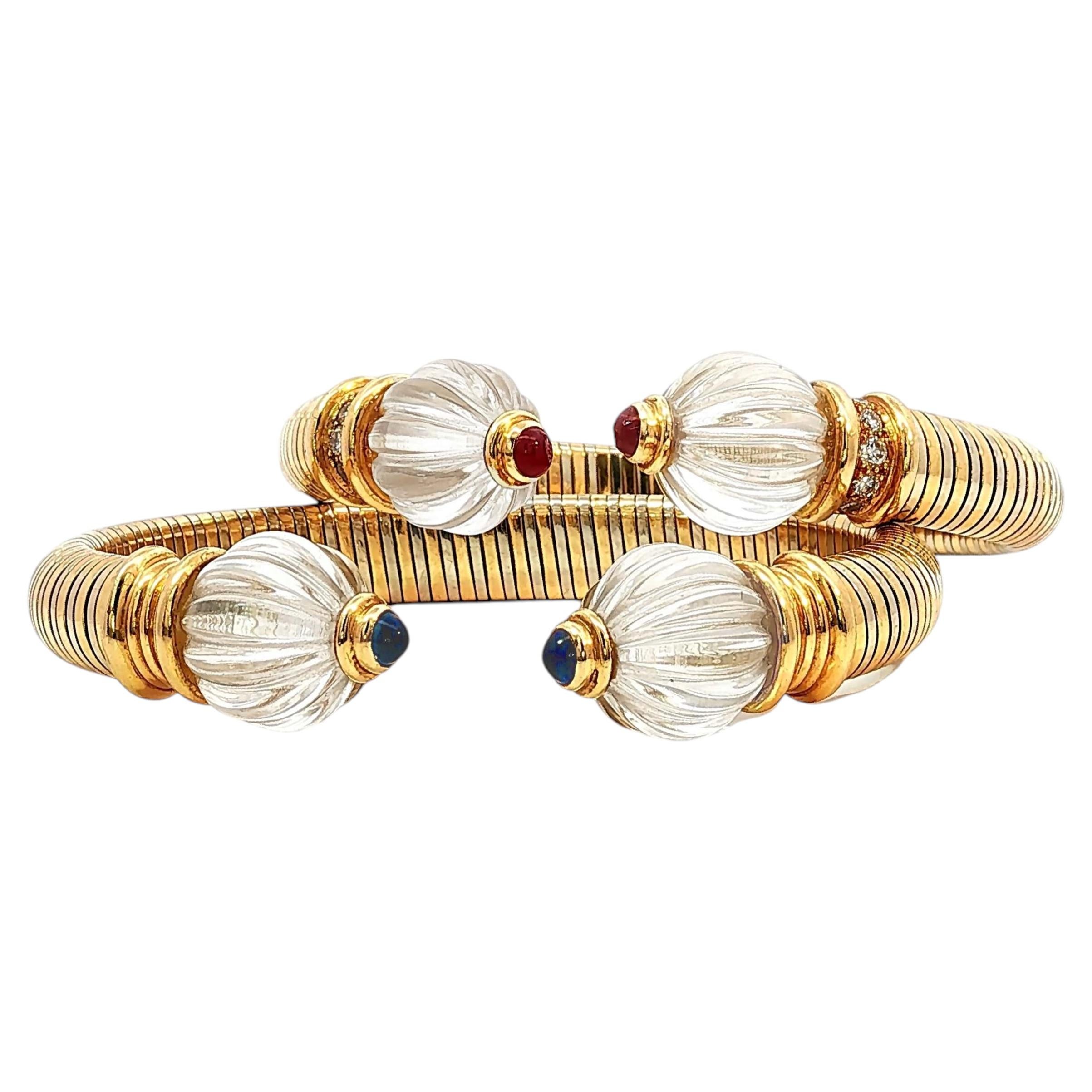 Paire de bracelets manchette vintage Boucheron en or 18 carats, sertis de cristal de roche, de saphirs, de rubis et de diamants en vente