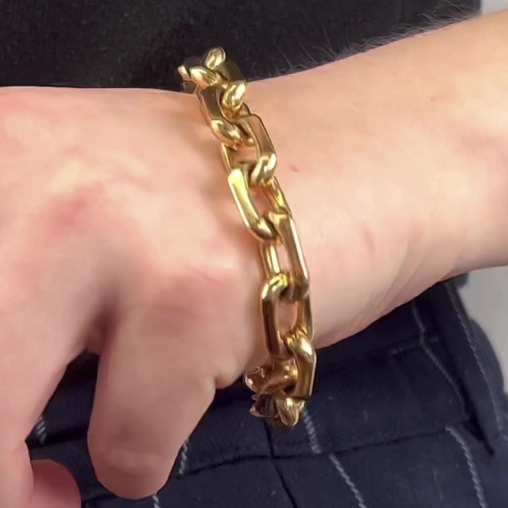 One Vintage Boucheron Paris 18 Karat Gold Link Bracelet. Crafted in 18 karat yellow gold with French hallmarks, signed Boucheron Paris. Circa 1980s. The bracelet is 9 inches in length.

About this Item: Looking for a chunky classic chain link