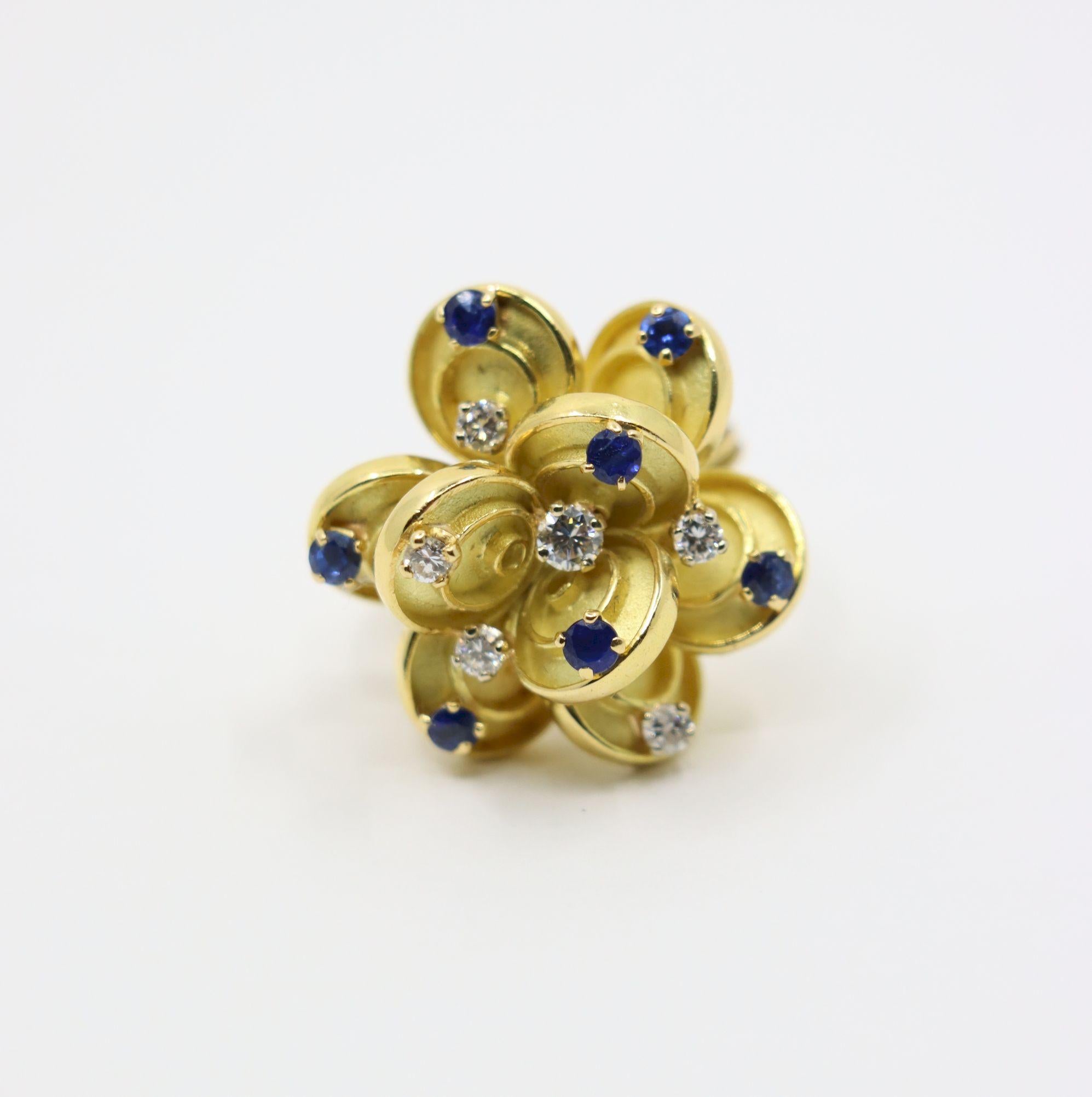 Vintage Boucheron Paris 18K Gold Diamonds Sapphire Flower Ring In Good Condition For Sale In Flushing, NY