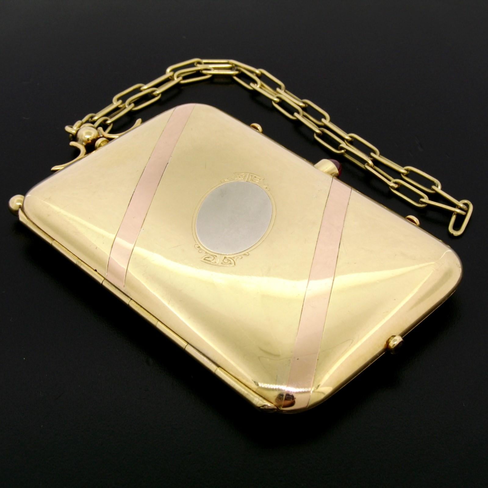 Stai facendo un'offerta su una compatta Boucheron autentica, di produzione francese, al 100%. È realizzato in oro giallo, rosa e bianco massiccio a 18 carati ed è assolutamente splendido. È ornato da rubini cabochon rosso sangue, incastonati