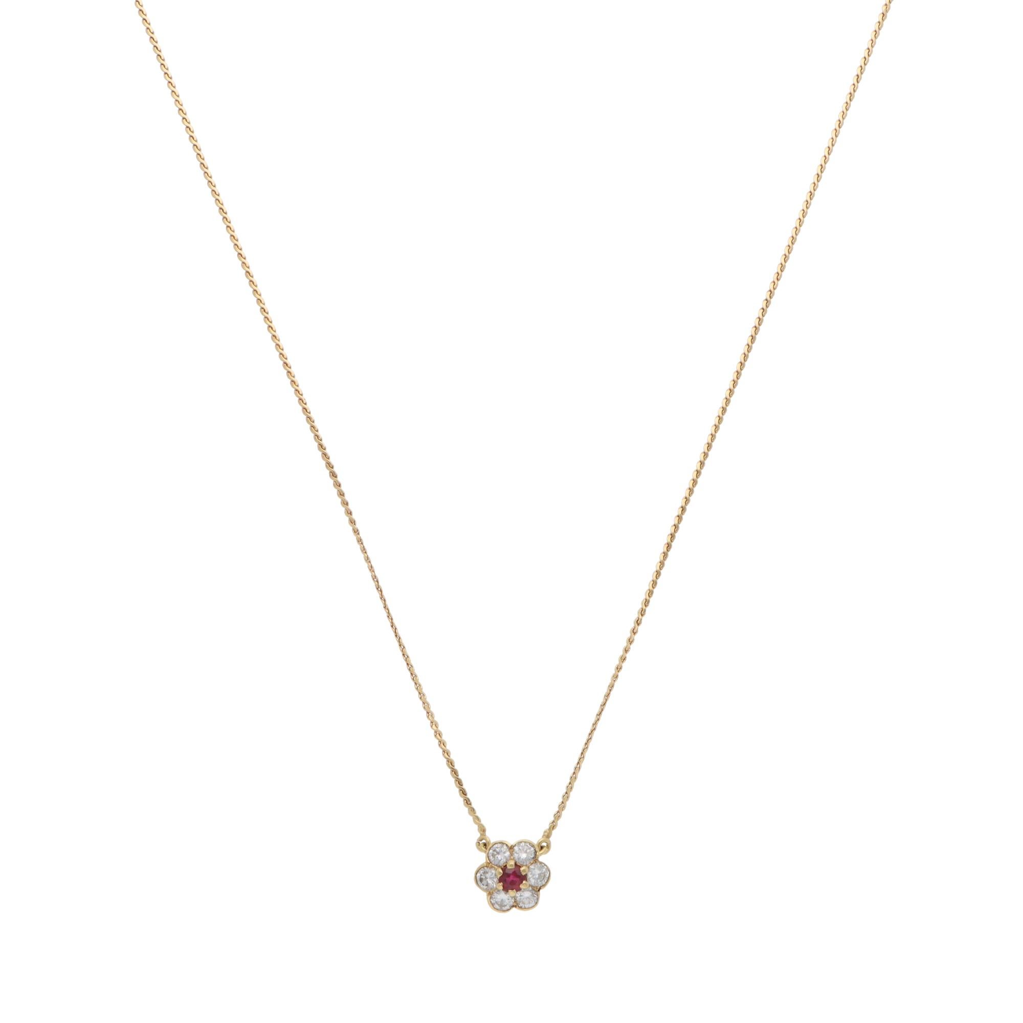 Ein klassisches Boucheron Collier mit Rubinen und Diamanten in 18 Karat Gelbgold.

Der Anhänger zeigt ein florales Cluster-Motiv mit einem leuchtenden Rubin in der Mitte, der von 6 runden Diamanten im Brillantschliff in Zargenfassung umgeben ist. Er