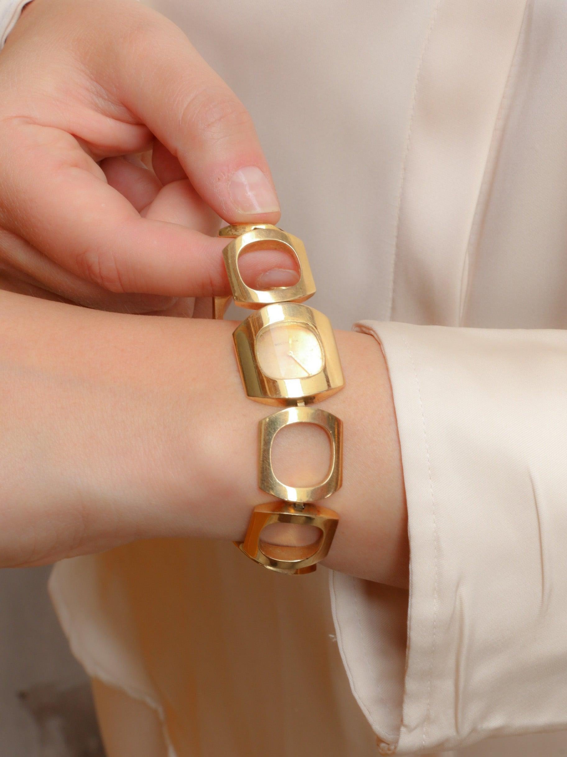 BOUCHERON - 18k gold (750°/°°) watch made of square links with rounded edges. Manual winding mechanical movement with 17 Rubies, Ulysse Nardin 645 N4. Gold dial signed Boucheron with gold hands. Square case signed Boucheron Paris and numbered. Glass