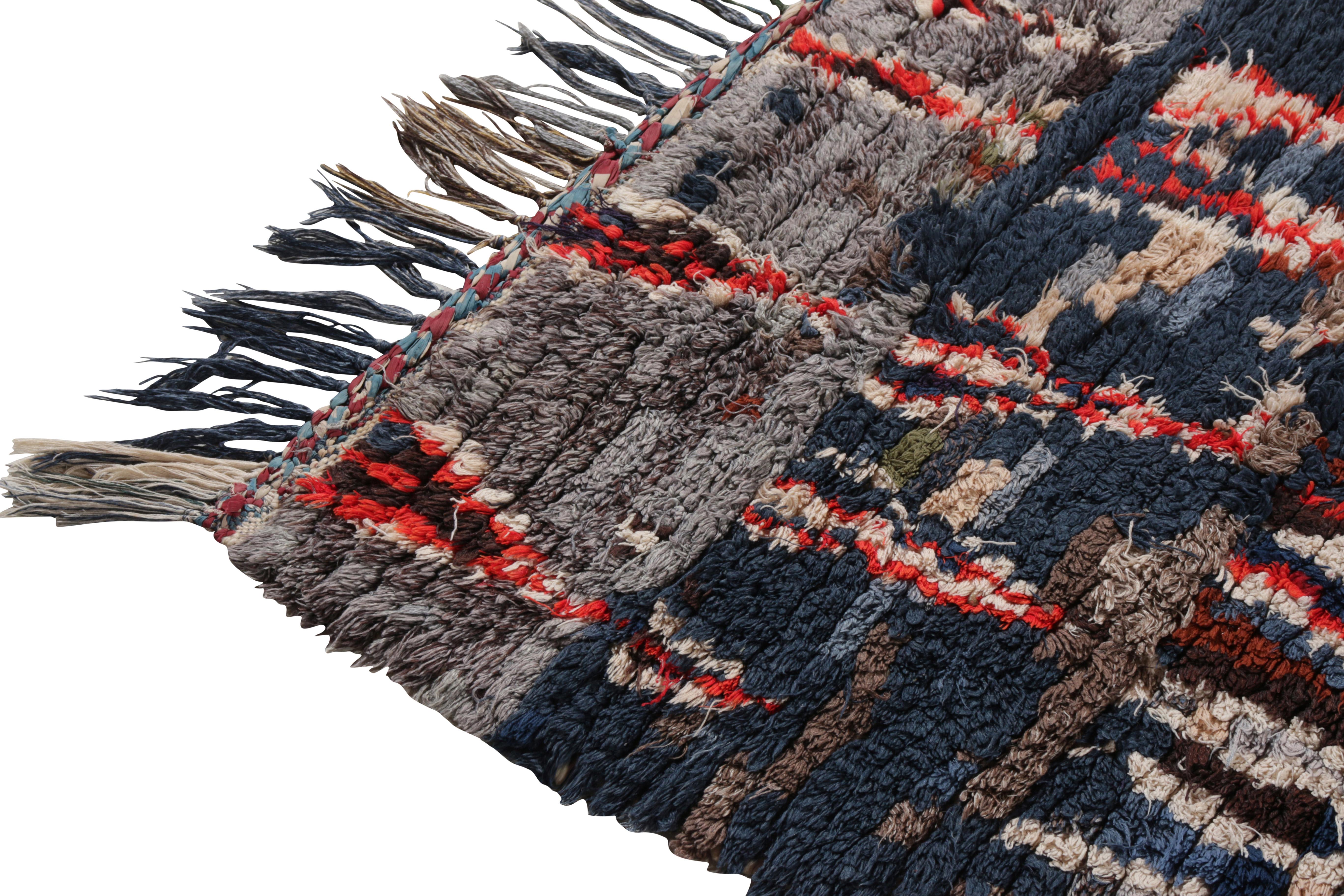 Marocchino Runner marocchino berbero vintage con motivo geometrico grigio e rosso di Rug & Kilim in vendita