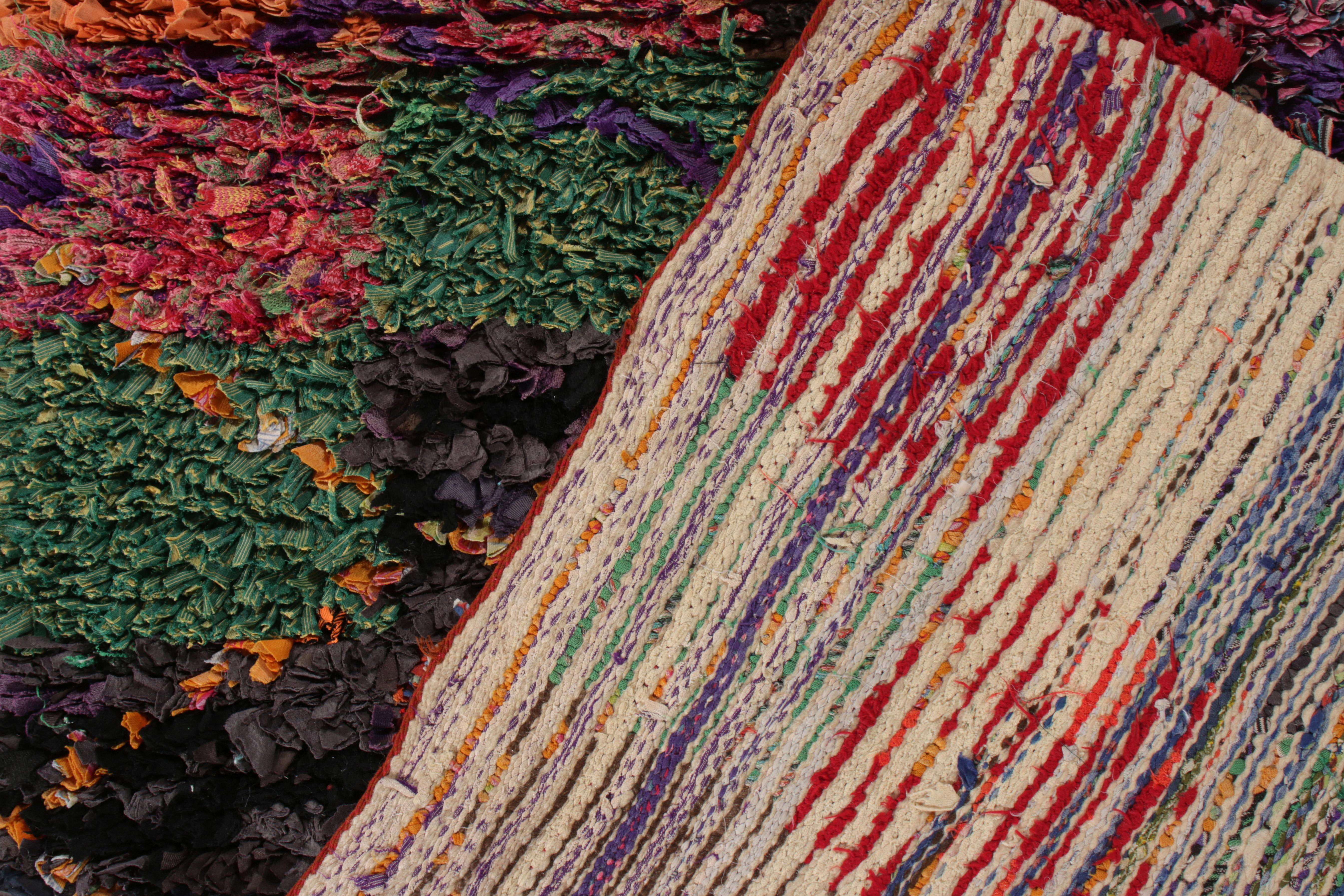 Noué à la main Tapis de couloir berbère marocain vintage à motif géométrique multicolore de Rug & Kilim en vente
