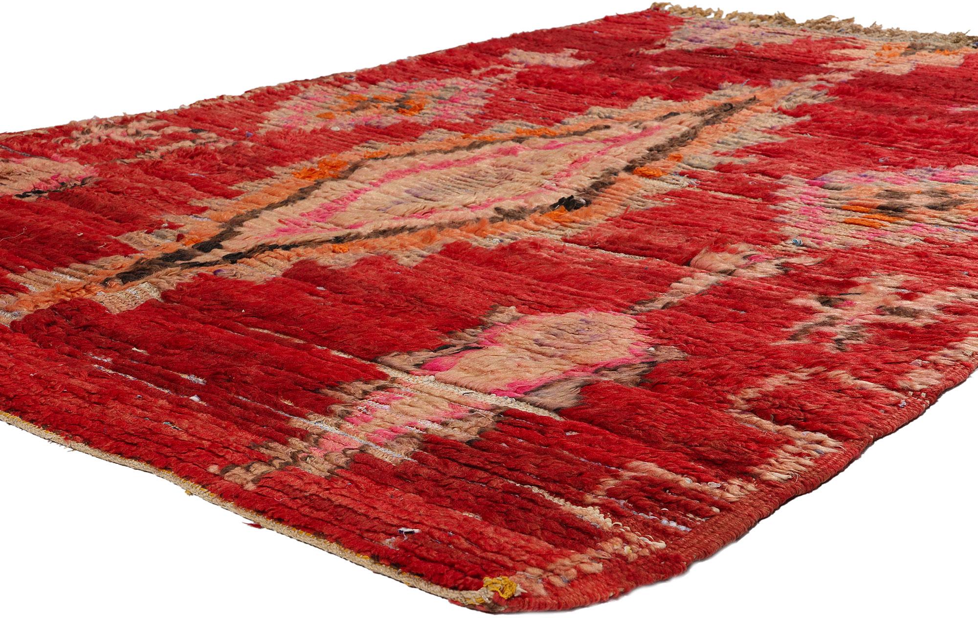 21831 Vintage Rot Boucherouite Boujad Marokkanischer Teppich, 05'02 x 06'07. Lassen Sie sich von der lebendigen Essenz der Boujad-Boucherouite-Teppiche begeistern, die aus der dynamischen Stadt Boujad in der Region Khouribga stammen. Diese