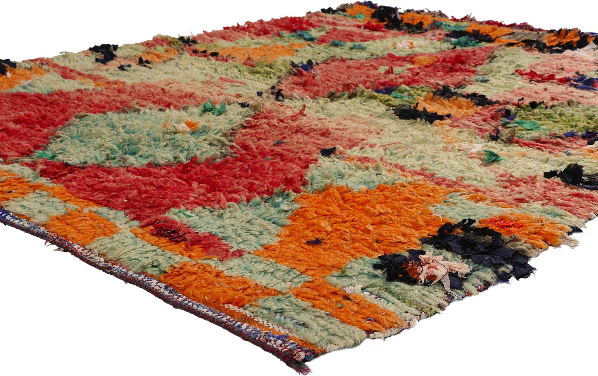 21787 Vintage Boucherouite Boujad Marokkanischer Teppich, 05'01 x 06'00. Der Boujad-Teppich oder Boujad-Boucherouite-Teppich verkörpert die Essenz nachhaltiger Handwerkskunst und stammt aus der Region Boujad in der Provinz Khouribga in Marokko.