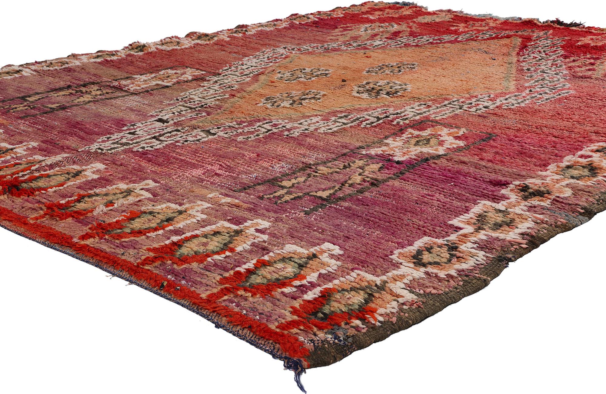 21776 Vintage Rot Boujad Boucherouite Marokkanischer Teppich, 06'02 x 07'09. Der Boujad-Teppich, auch Boujad Boucherouite-Teppich genannt, ist ein Zeugnis für die stammesgeschichtliche Essenz nachhaltiger Handwerkskunst und stammt aus der Region