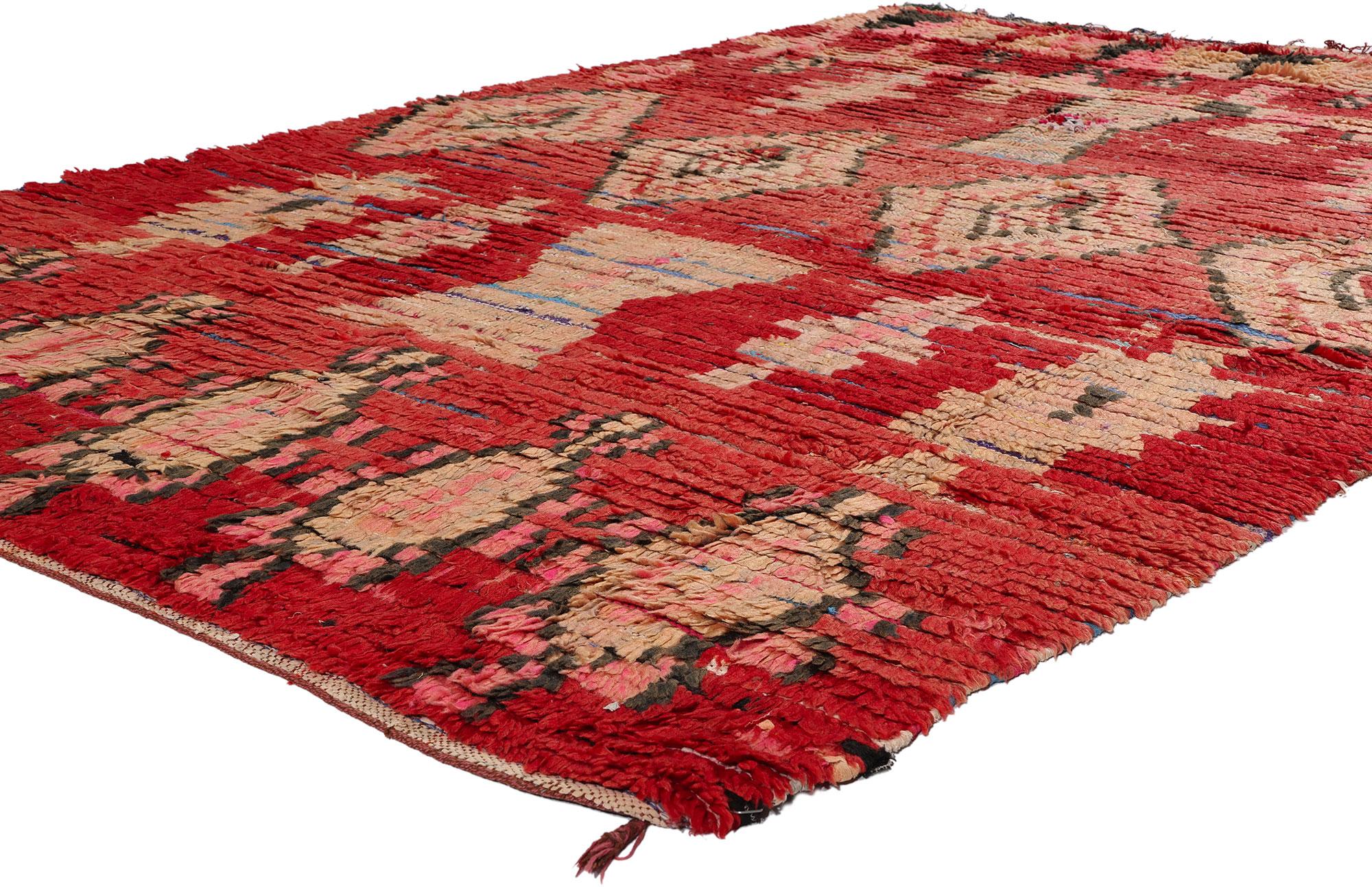 21766 Vintage Rot Boujad Boucherouite Marokkanischer Teppich, 05'03 x 07'06. Der Boujad-Teppich oder Boujad-Boucherouite-Teppich erzählt eine faszinierende Geschichte von Stammeszauber und nachhaltiger Handwerkskunst, die aus der Region Boujad in