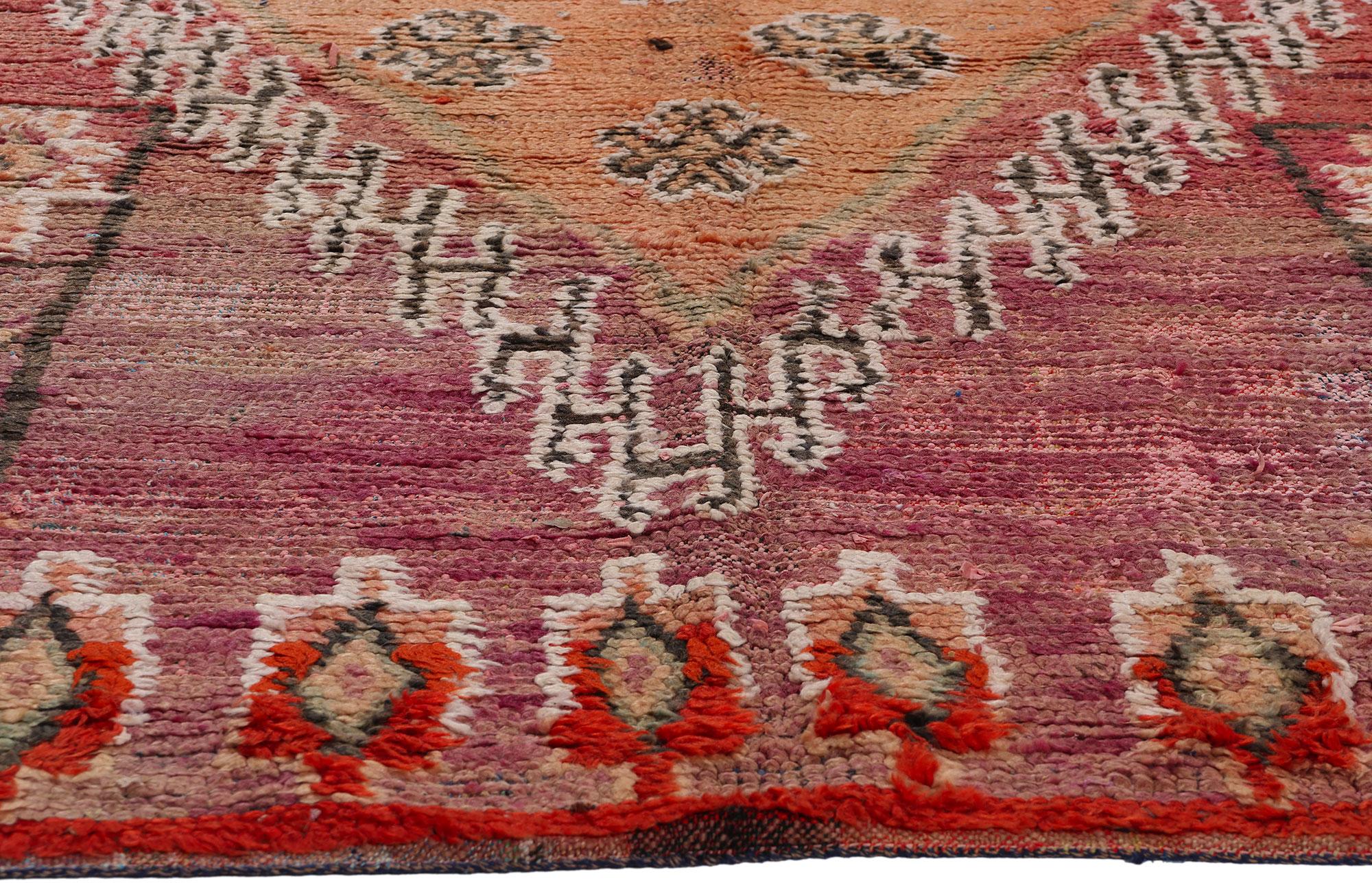 Marokkanischer Boucherouit-Boujad- Rag-Teppich im Vintage-Stil, Nachhaltigkeit trifft auf Cozy Nomad (Handgeknüpft) im Angebot