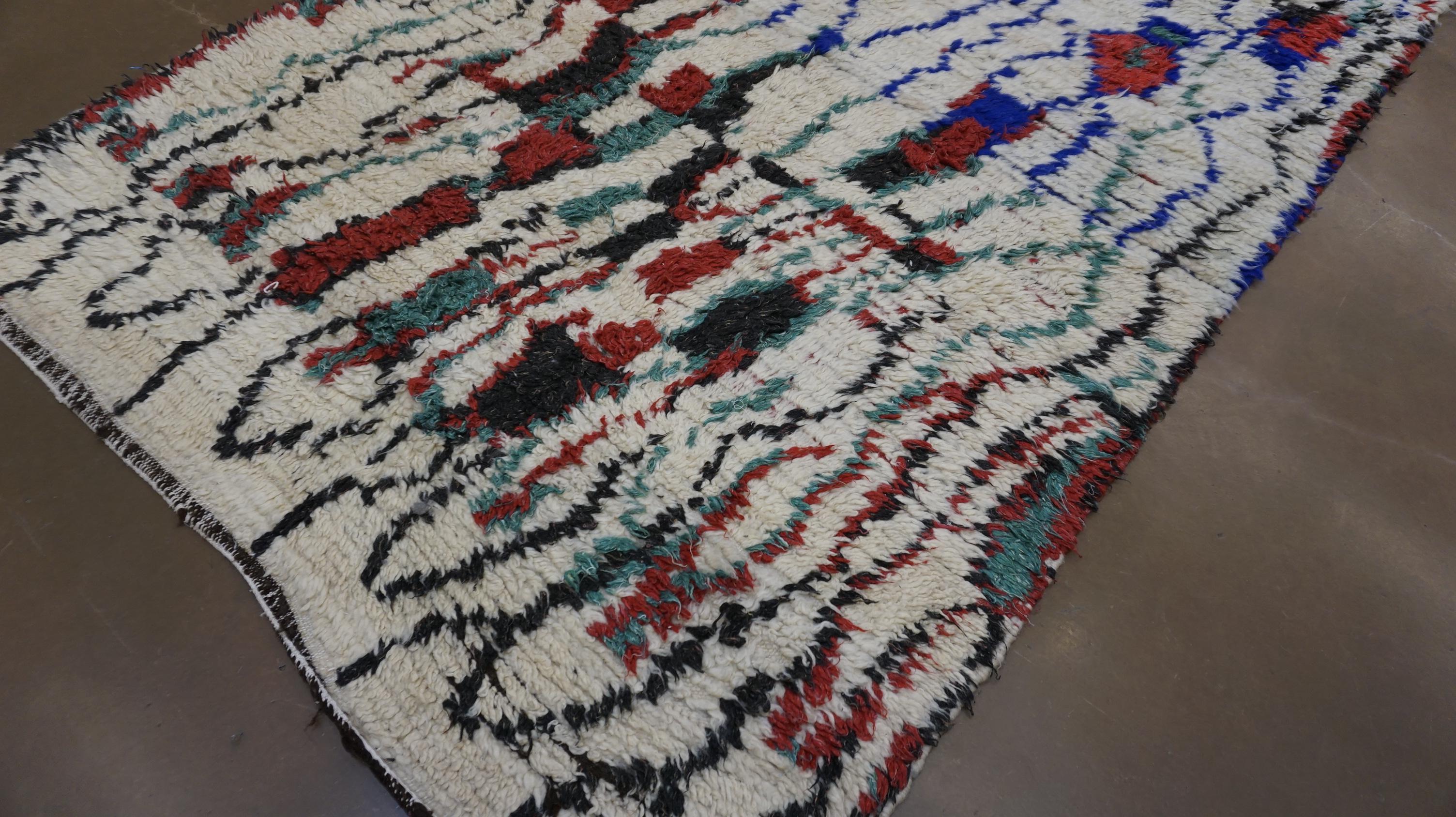 Vintage Boucherouit Elfenbein mit mehrfarbiger Wollteppich 4'6''x8'10'' (Handgeknüpft) im Angebot