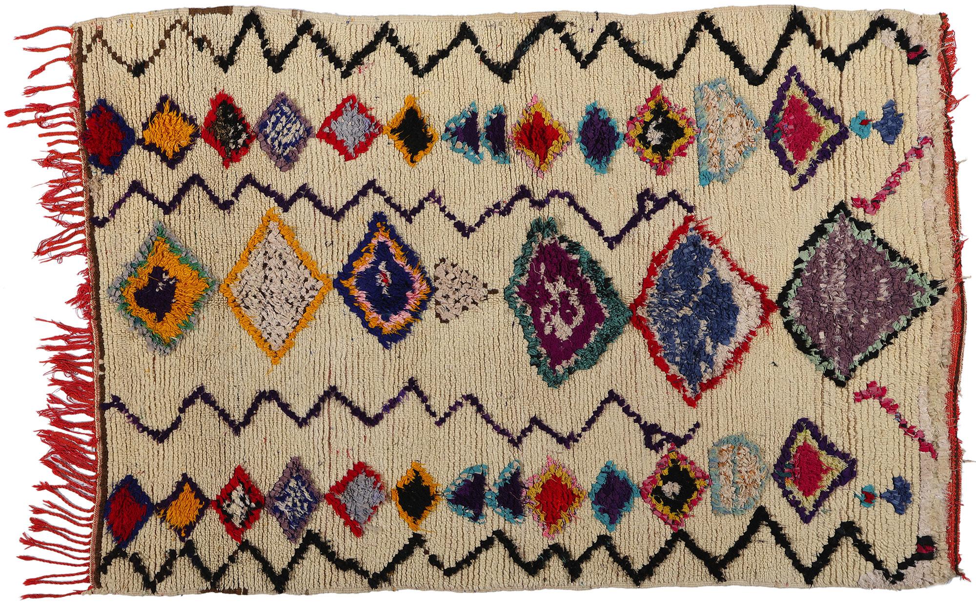 Tappeto di pezza Azilal marocchino vintage di Boucherouite, la sostenibilità incontra l'accoglienza dei nomadi in vendita 2