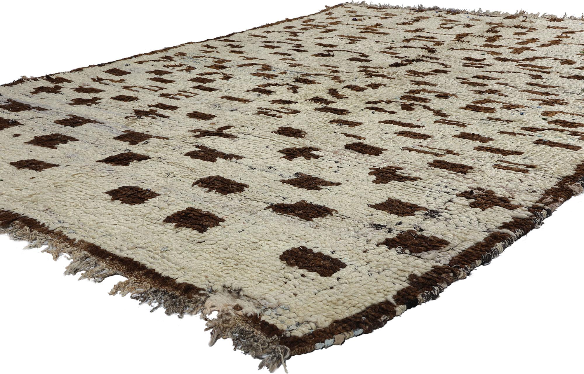 21817 Vintage Boucherouite Marokkanischer Azilal-Teppich, 05'04 x 08'04. Die Azilal-Teppiche, auch als Azilal-Boucherouite-Teppiche bekannt, sind ein Beispiel für nachhaltige Handwerkskunst aus der Region Azilal im marokkanischen Atlasgebirge. Diese