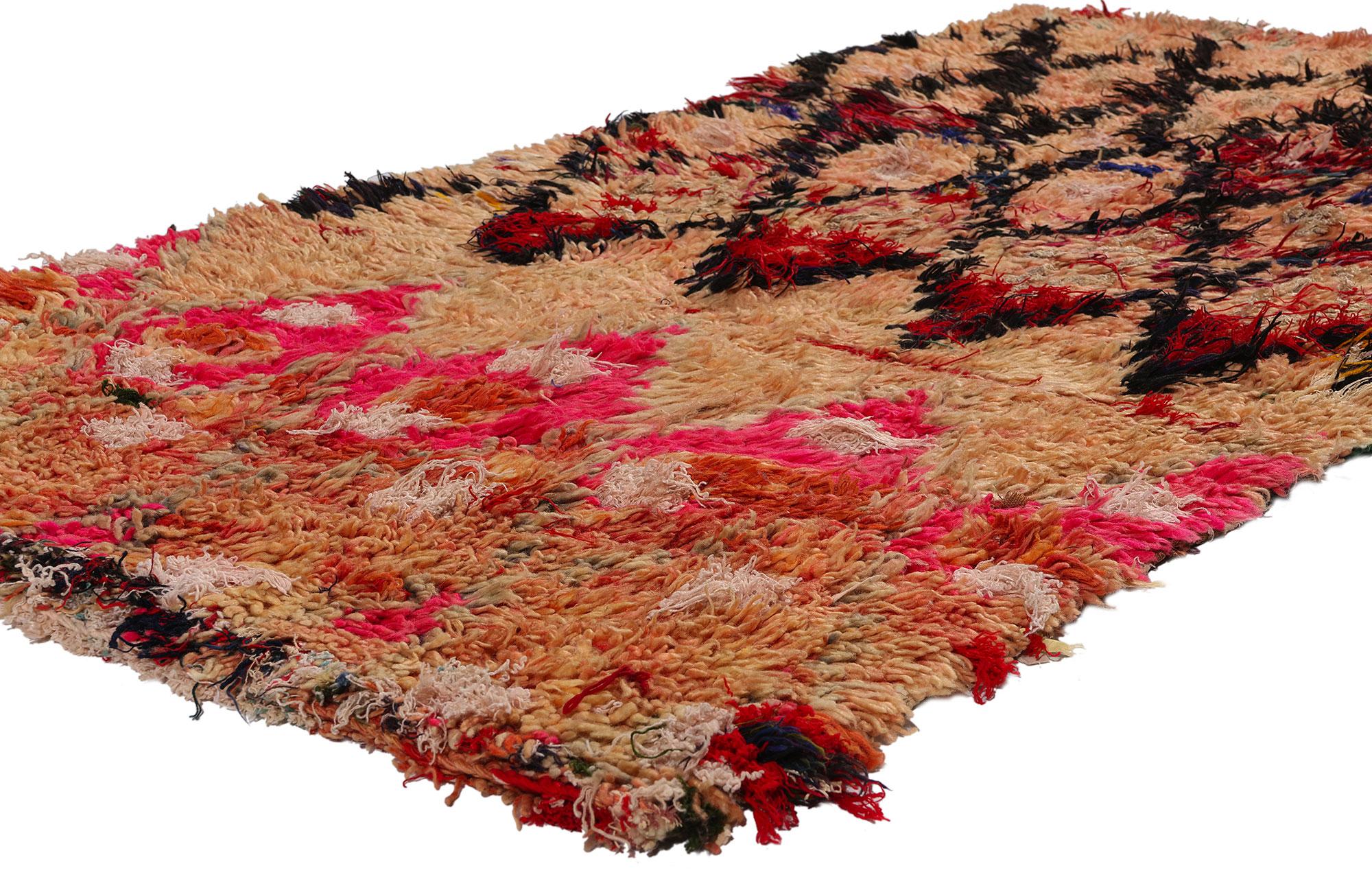 21784 Vintage Marokkanischer Azilal-Teppich, 03'03 x 06'06. Die Azilal-Teppiche, auch als Azilal-Boucherouite-Teppiche bekannt, sind ein Beispiel für nachhaltige Handwerkskunst aus der Region Azilal im marokkanischen Atlasgebirge. Die von