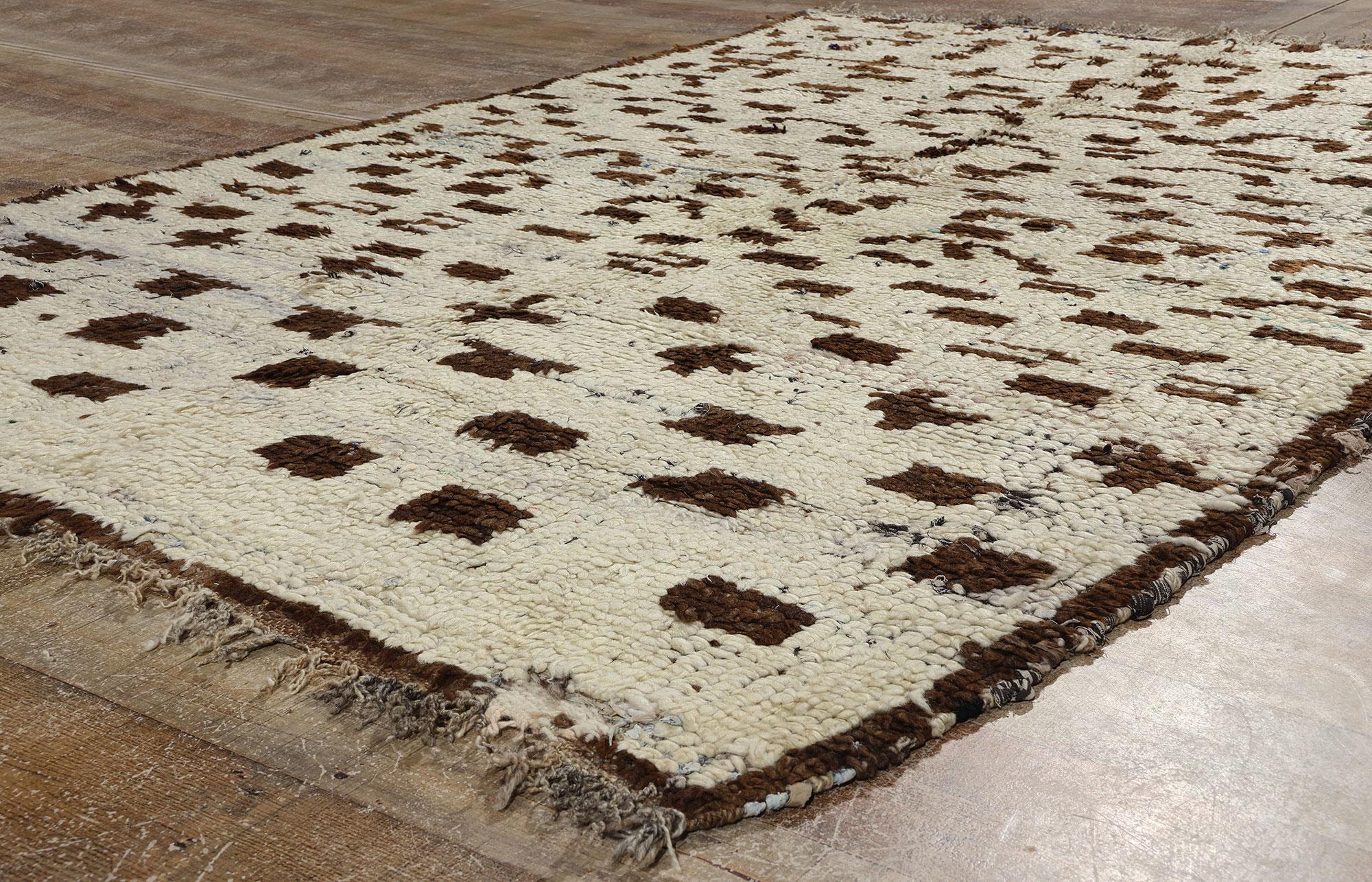 Marokkanischer Azilal Rag-Teppich aus Boucherouit im Vintage-Stil, Nachhaltigkeit trifft auf Cozy Nomad (Stoff) im Angebot