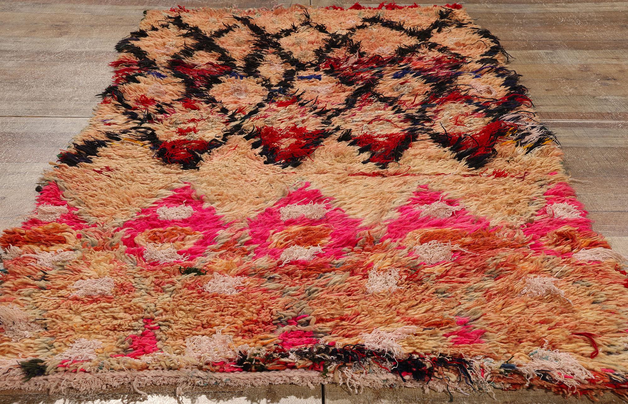 Marokkanischer Azilal Rag-Teppich aus Boucherouit im Vintage-Stil, Nachhaltigkeit trifft auf Cozy Nomad (Stoff) im Angebot